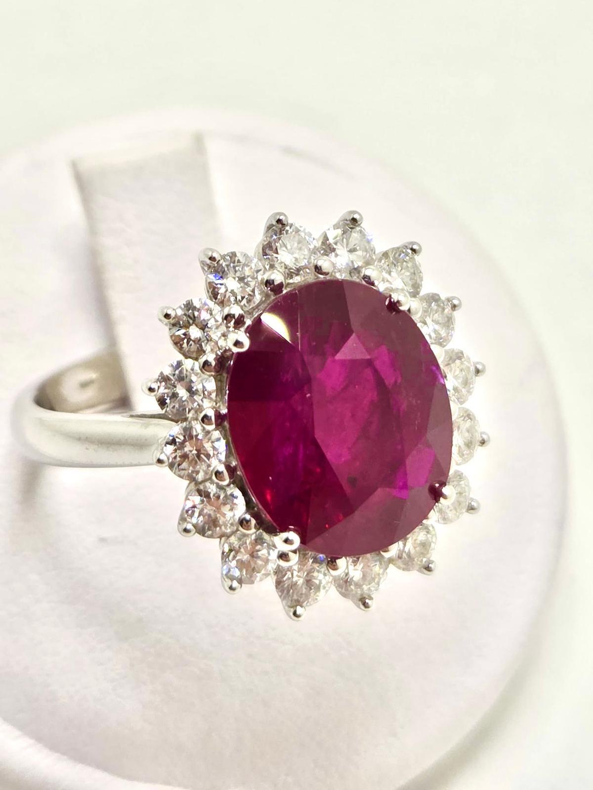 Neoclassico Spectacular Daisy Ring “Kate Model” in White Gold with Certified 4.72 ct Ruby an in vendita