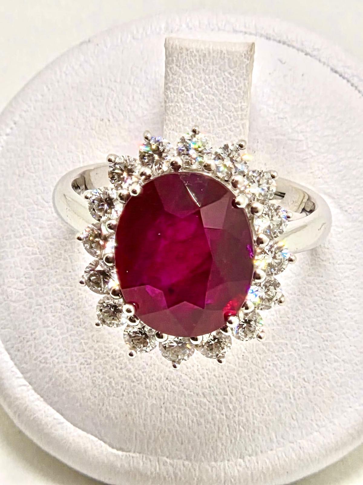 Spectacular Daisy Ring “Kate Model” in White Gold with Certified 4.72 ct Ruby an In condizioni Nuovo in vendita a Roma, IT