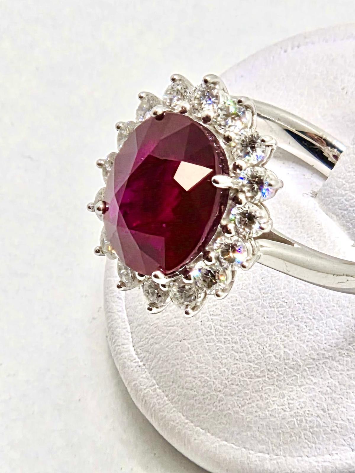 Donna Spectacular Daisy Ring “Kate Model” in White Gold with Certified 4.72 ct Ruby an in vendita