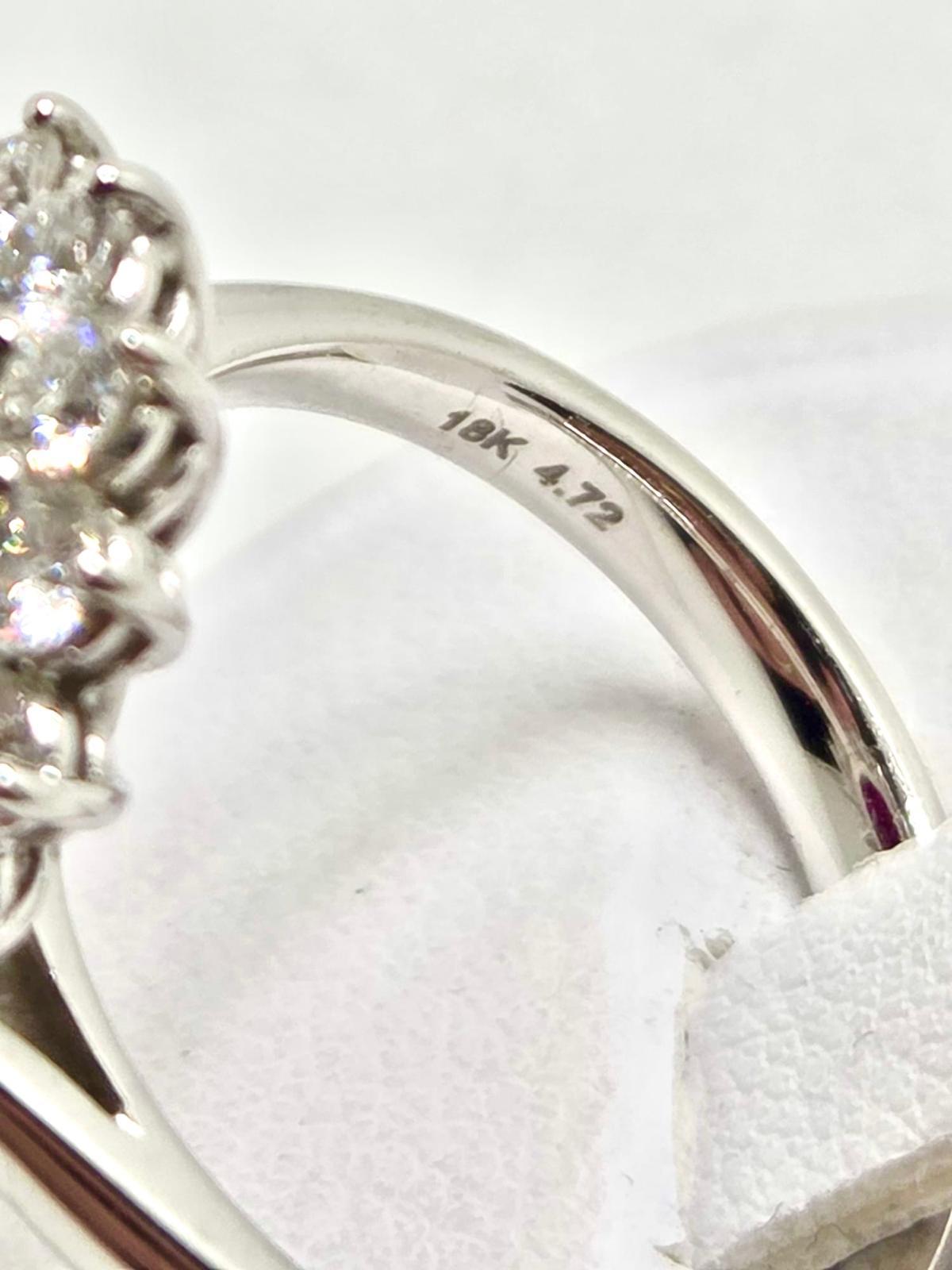 Spectacular Daisy Ring “Kate Model” in White Gold with Certified 4.72 ct Ruby an in vendita 2