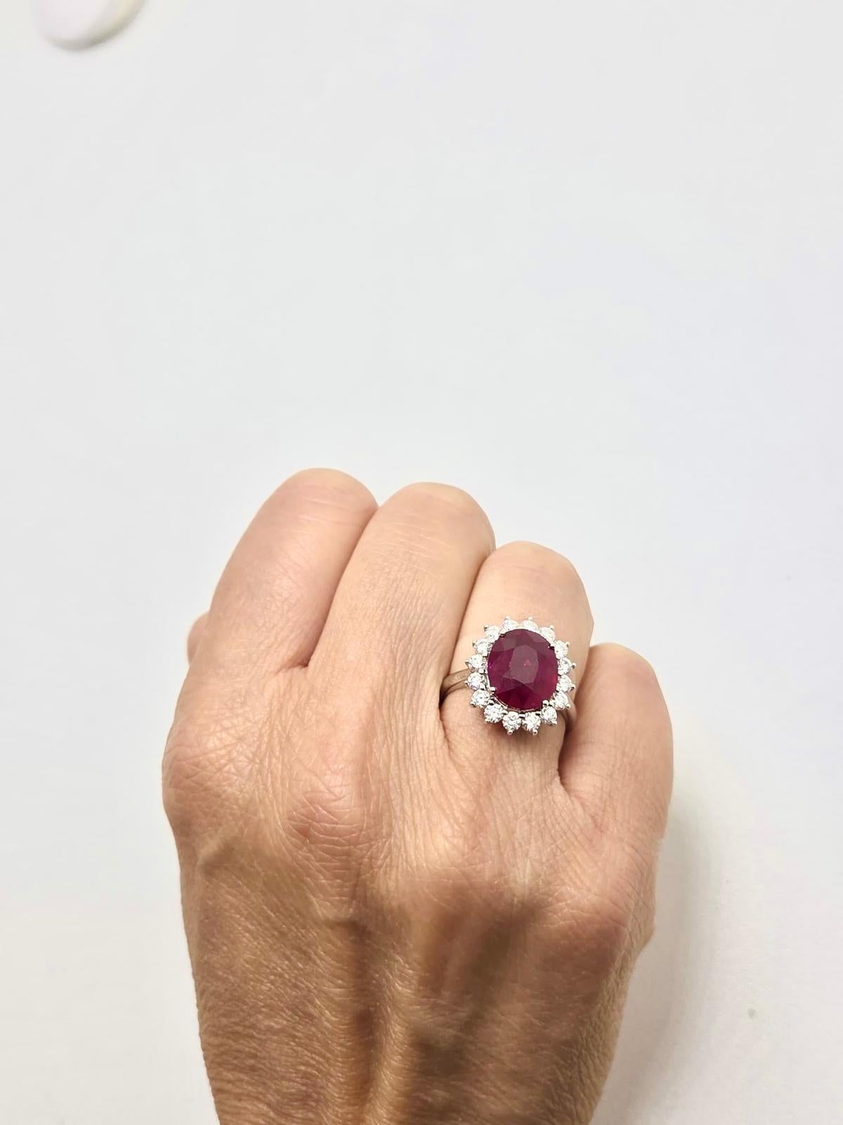 Spectacular Daisy Ring “Kate Model” in White Gold with Certified 4.72 ct Ruby an in vendita 3