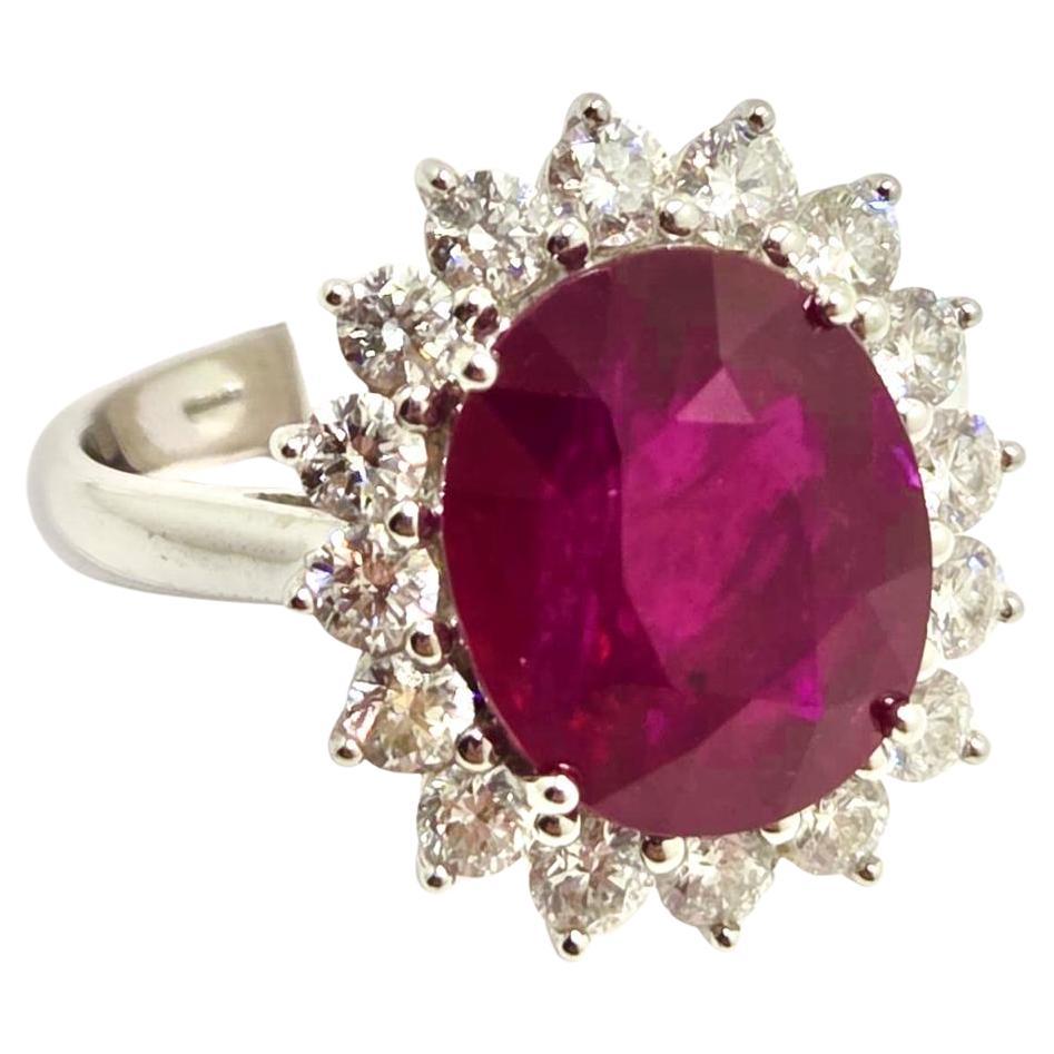 Spectacular Daisy Ring “Kate Model” in White Gold with Certified 4.72 ct Ruby an in vendita