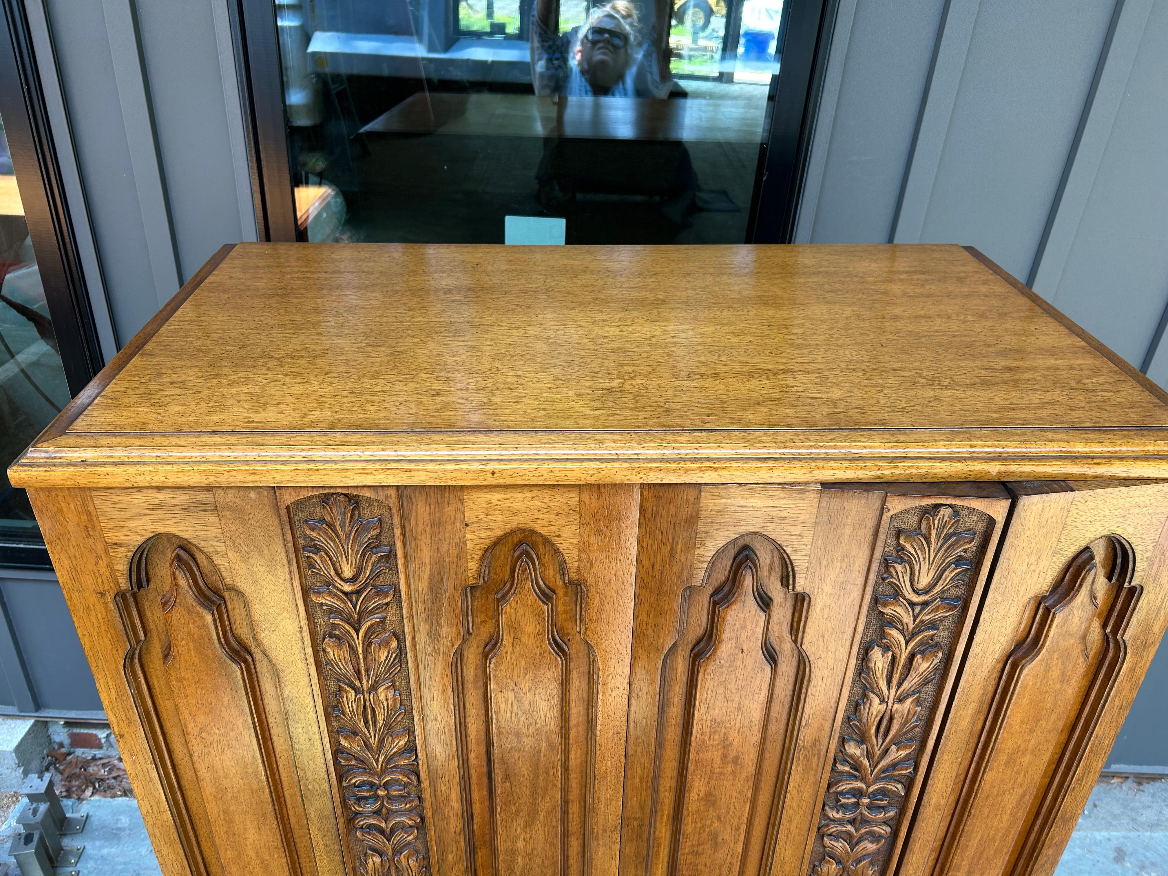 Spectacular Daniel Jones Inc. Spanish Revival Tall Dresser Mid-Century Modern en venta 8