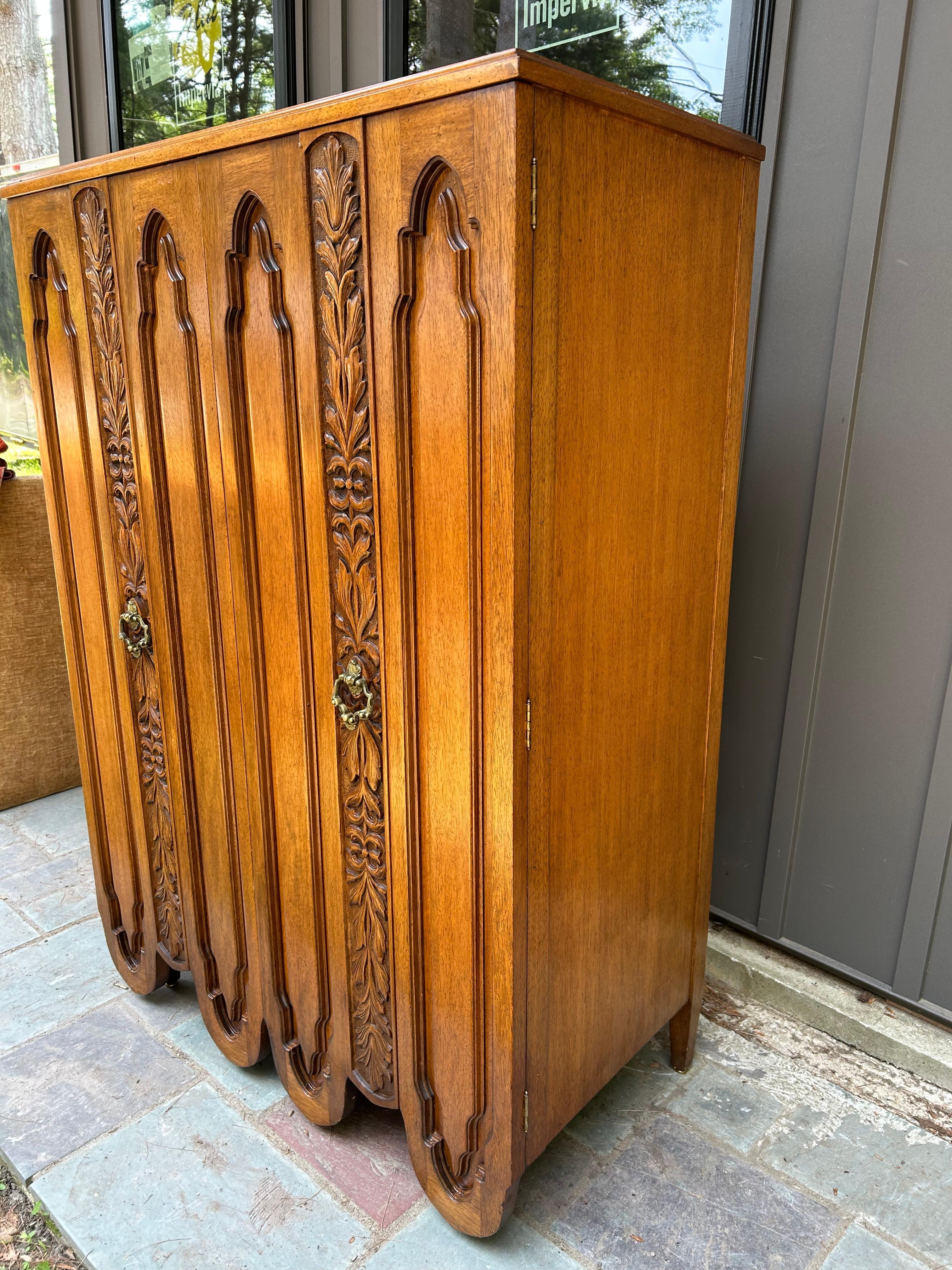Spectacular Daniel Jones Inc. Spanish Revival Tall Dresser Mid-Century Modern Estadounidense en venta