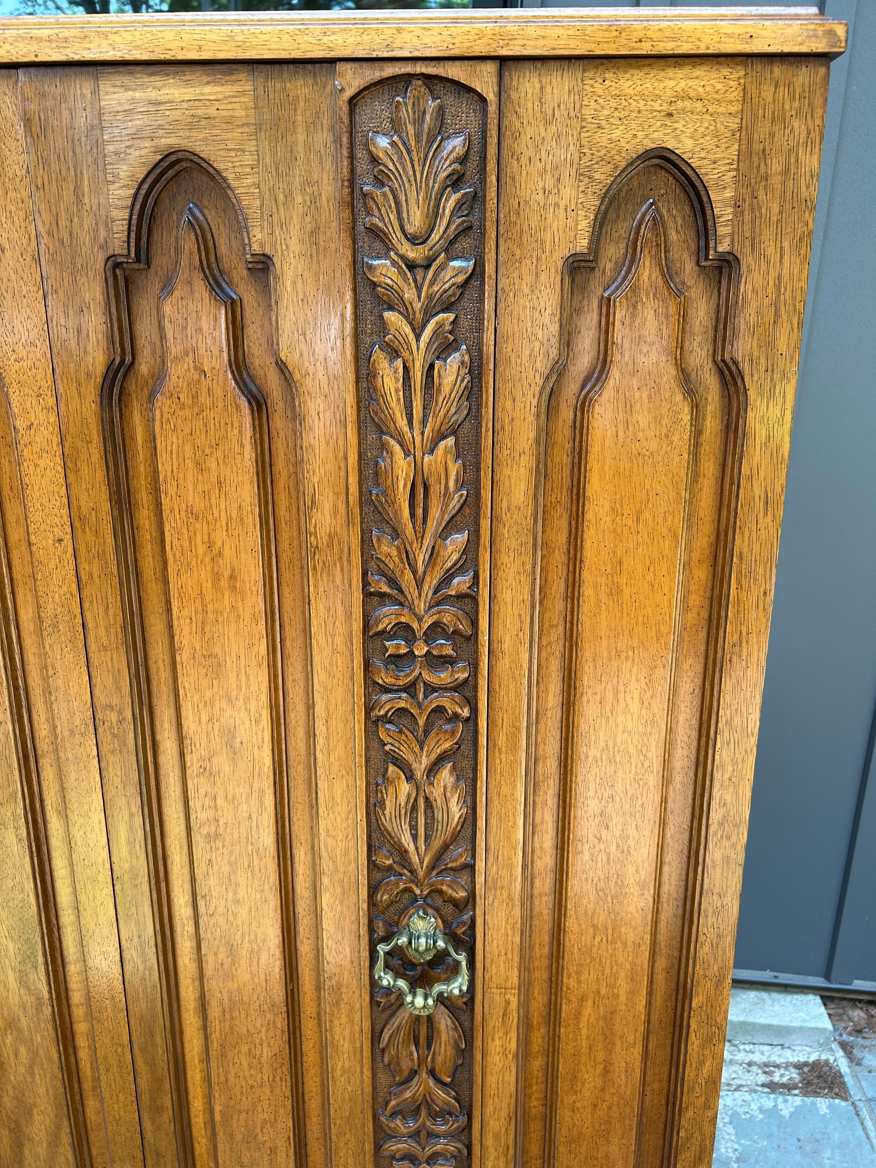 Spectacular Daniel Jones Inc. Spanish Revival Tall Dresser Mid-Century Modern mediados del siglo XX en venta