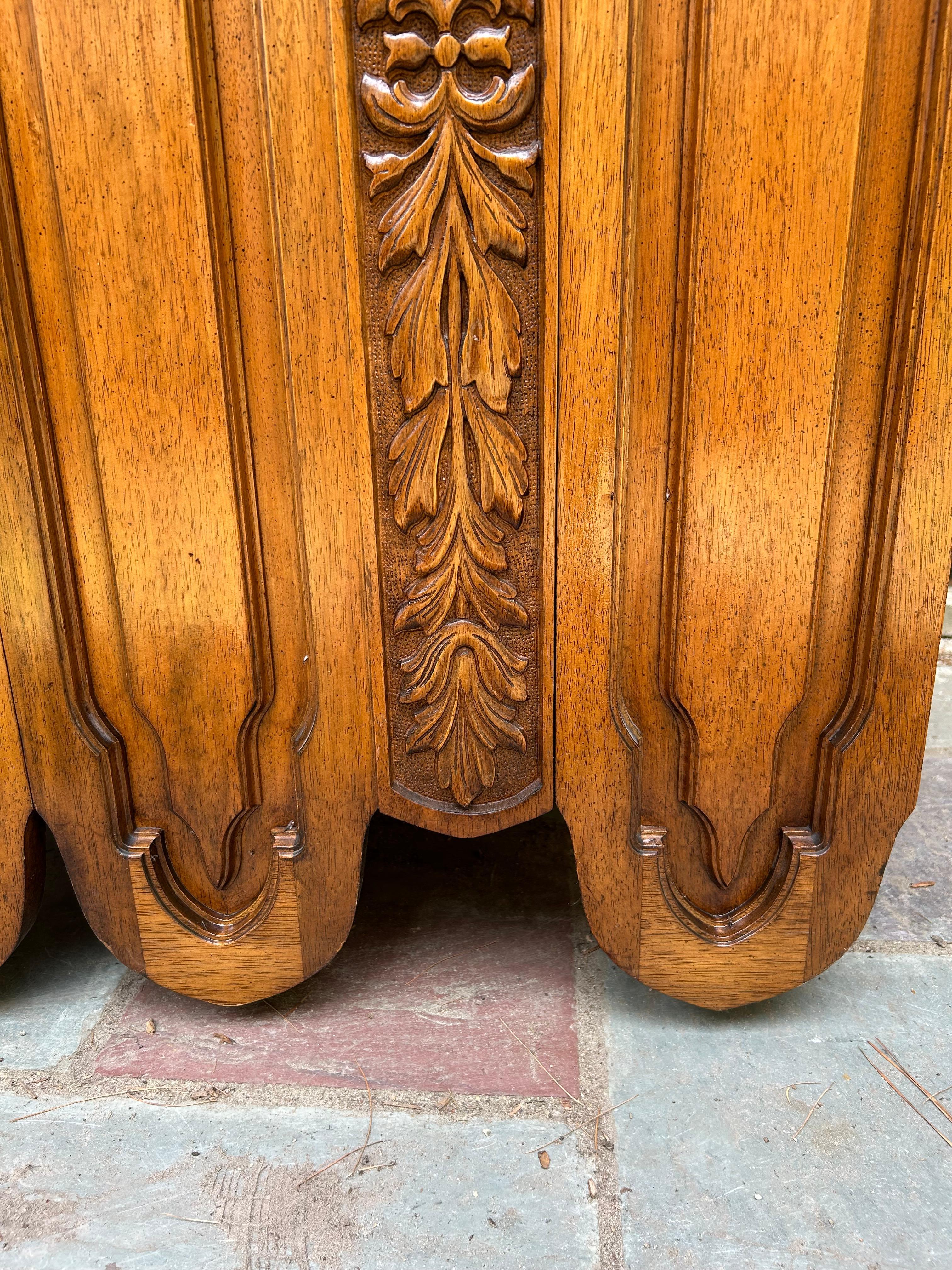 Spectacular Daniel Jones Inc. Spanish Revival Tall Dresser Mid-Century Modern Latón en venta