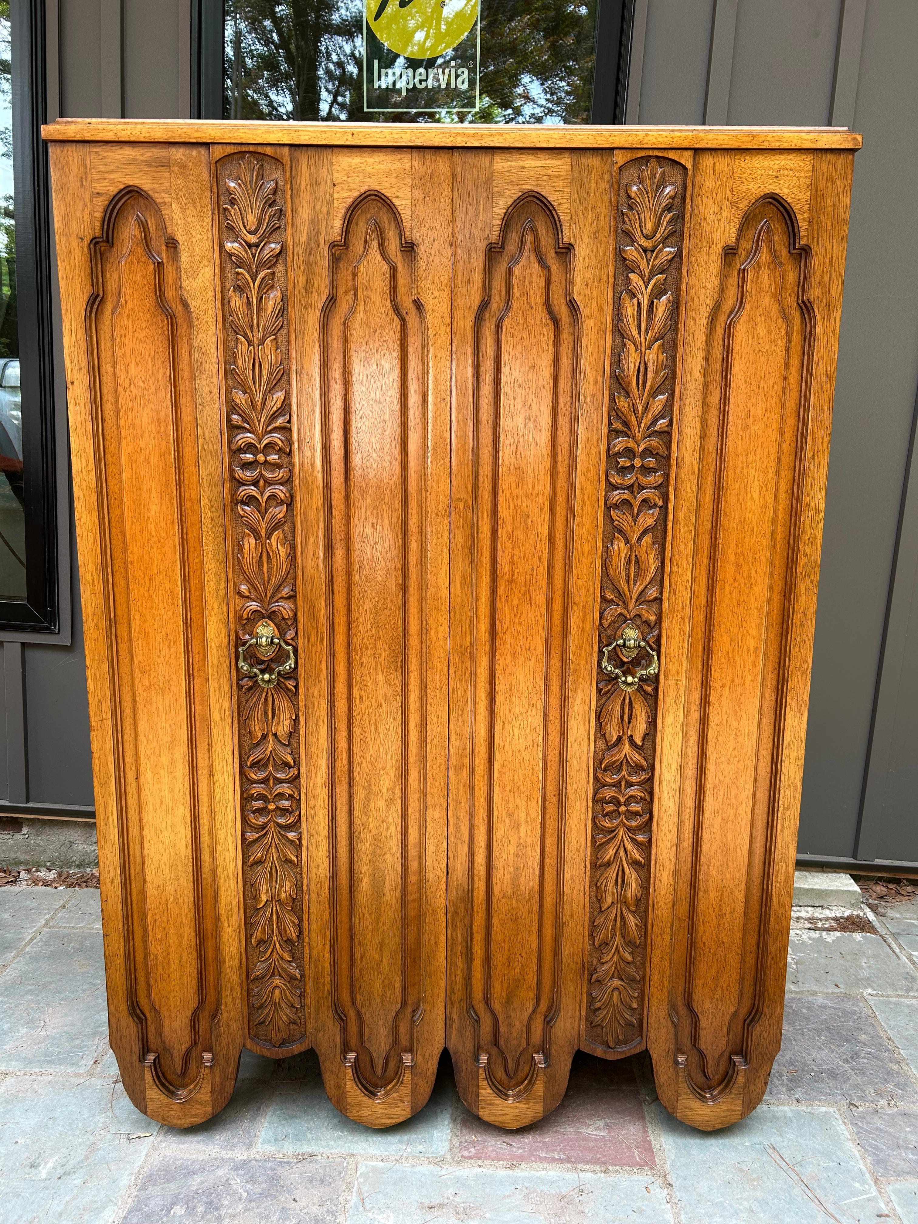 Spectacular Daniel Jones Inc. Spanish Revival Tall Dresser Mid-Century Modern en venta 1