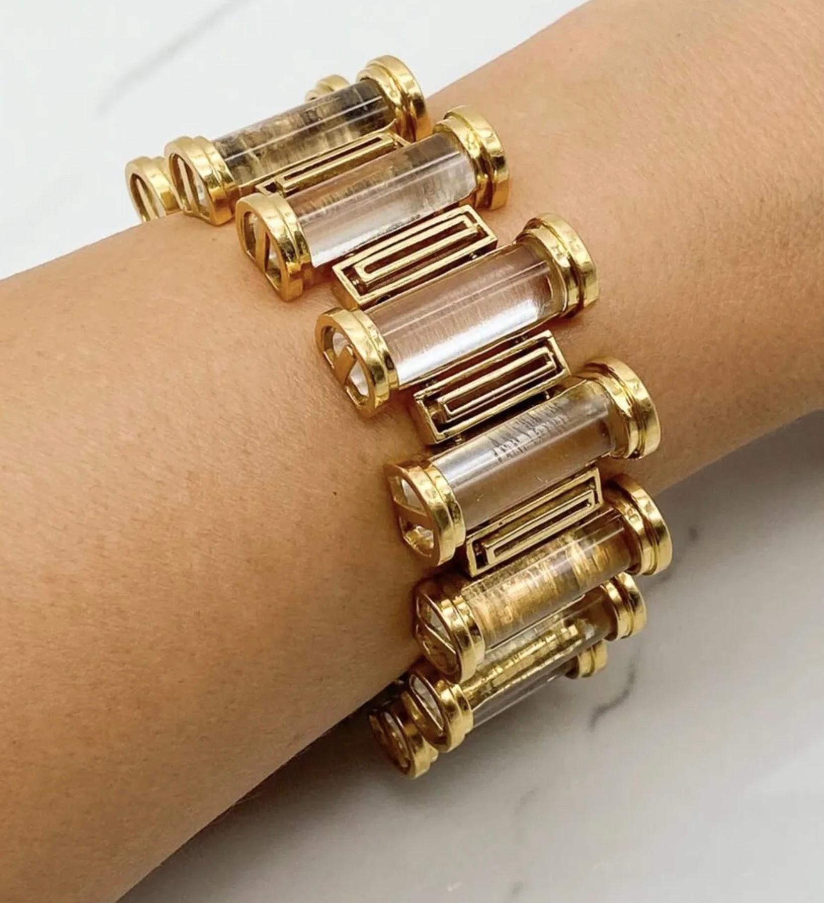 Spettacolare bracciale in quarzo chiaro e oro giallo 18k di Lalaounis. 13 colonne di cristallo di quarzo. Circa 7