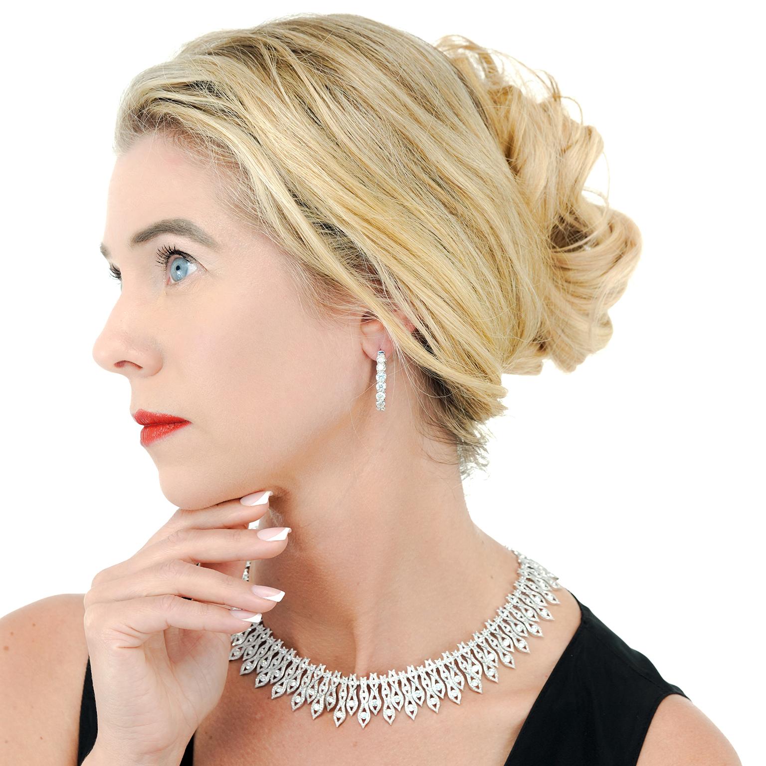 Circa 2000er Jahre, 18k, Amerikanisch.  Dieses raffinierte Paar ovaler Reif-Ohrringe ist eine elegante Variante des klassischen Diamantreifs und hat eine schlanke, raffinierte Silhouette. Klein in der Größe, aber sehr groß in den Diamanten (besetzt