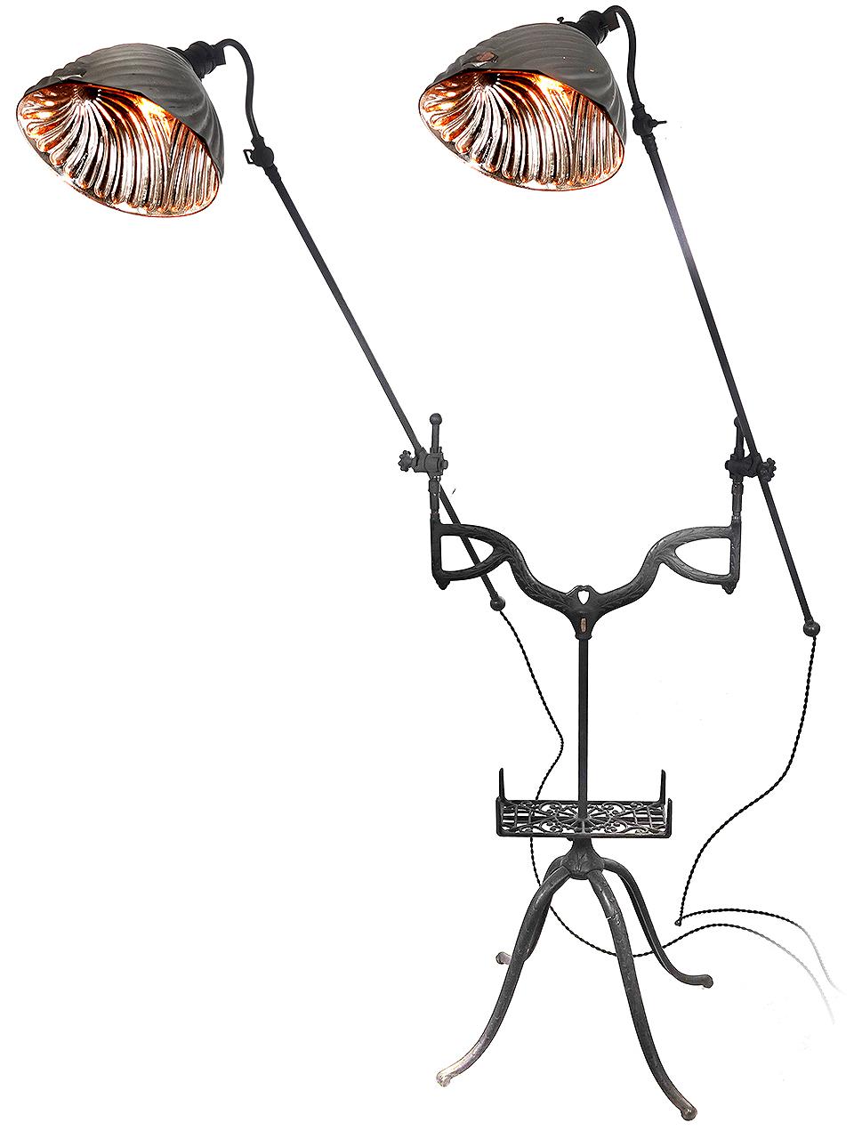 Industriel Spectaculaire lampadaire à double articulation en vente