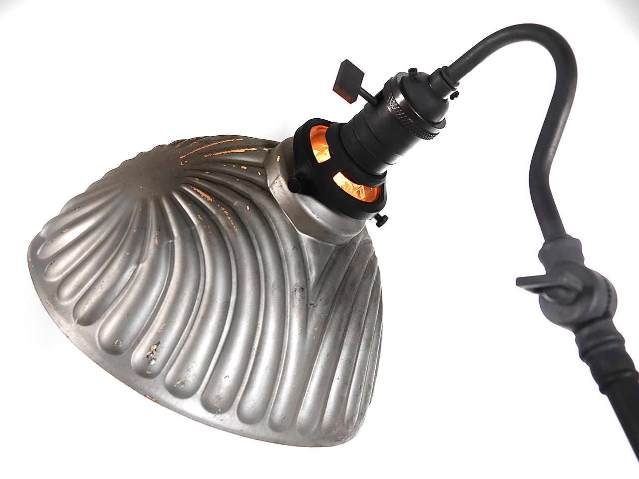 20ième siècle Spectaculaire lampadaire à double articulation en vente