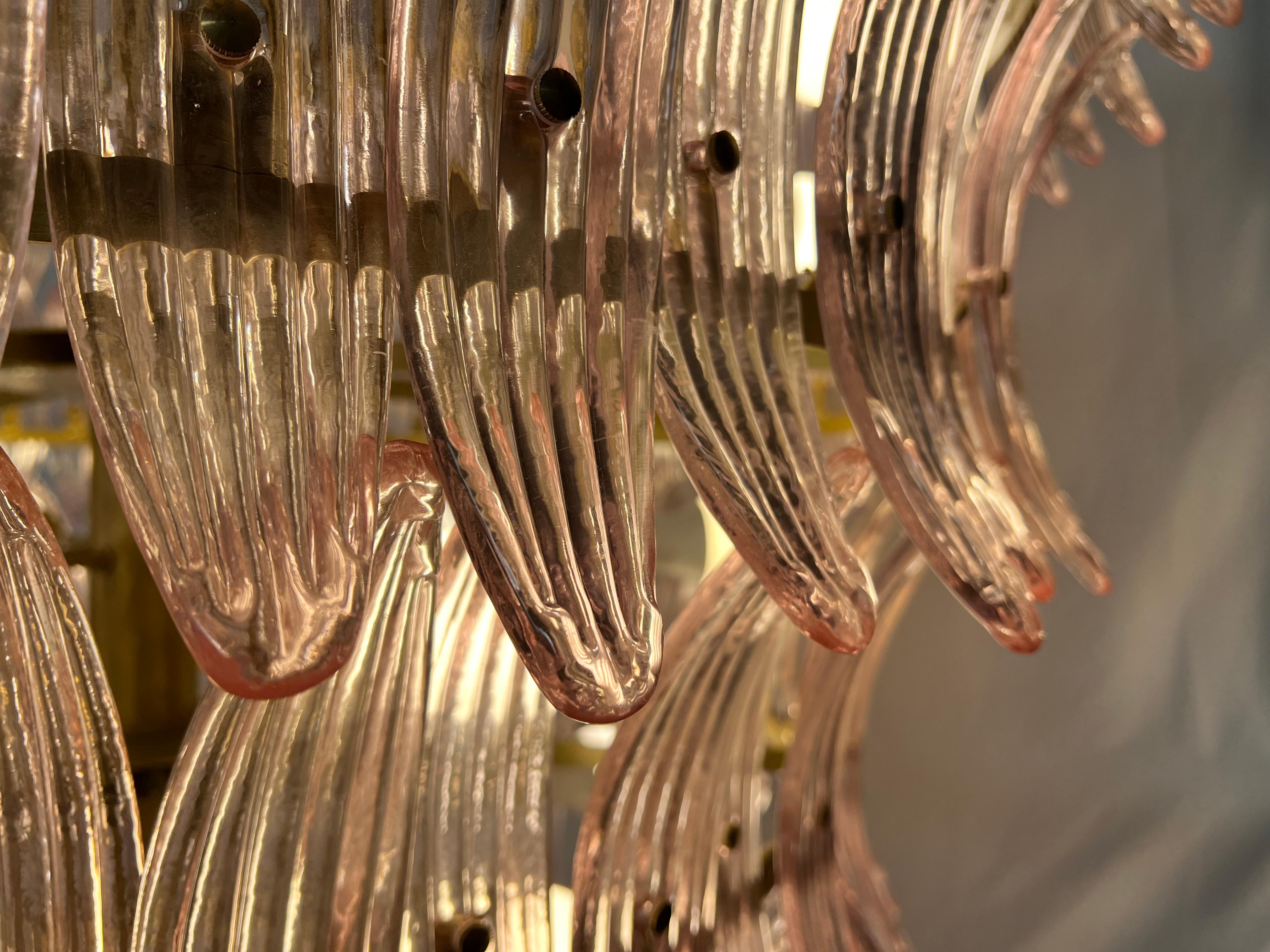 Fin du 20e siècle Spectaculaire lustre en verre rose élégant, Murano en vente