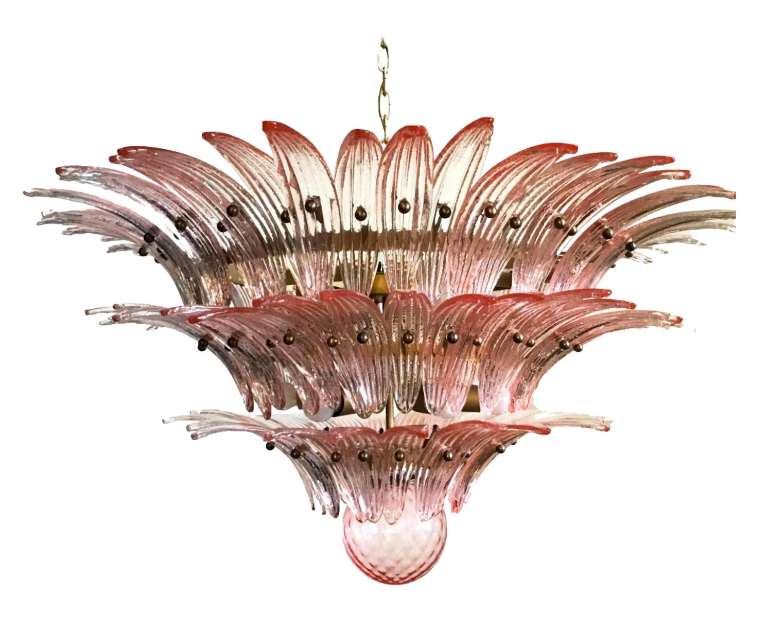 Fin du 20e siècle Spectaculaire lustre en verre rose élégant, Murano en vente