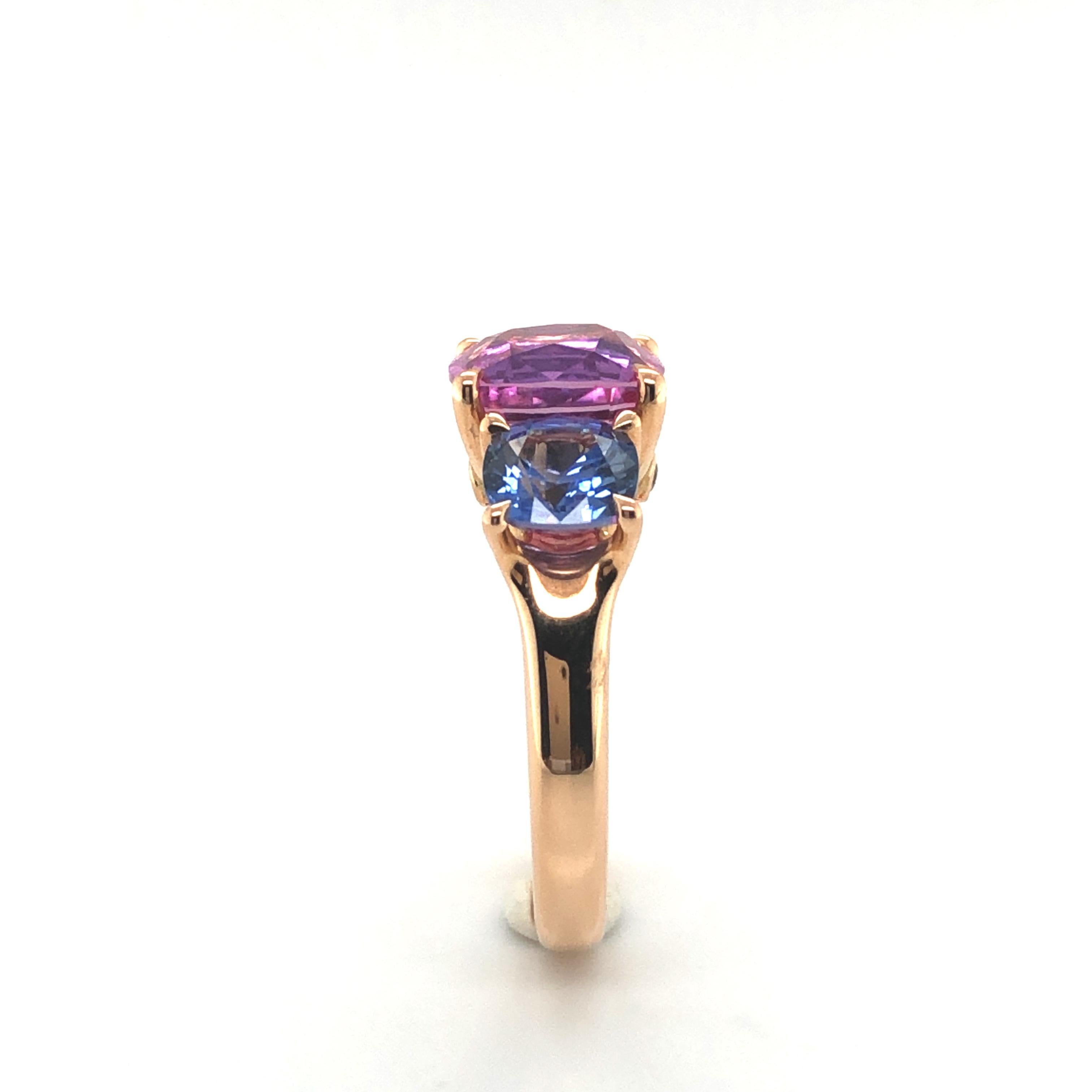 Spectacular Fancy Sapphire Trilogy Ring by Gübelin in 18 Karat Rose Gold In Excellent Condition For Sale In Lucerne, CH
