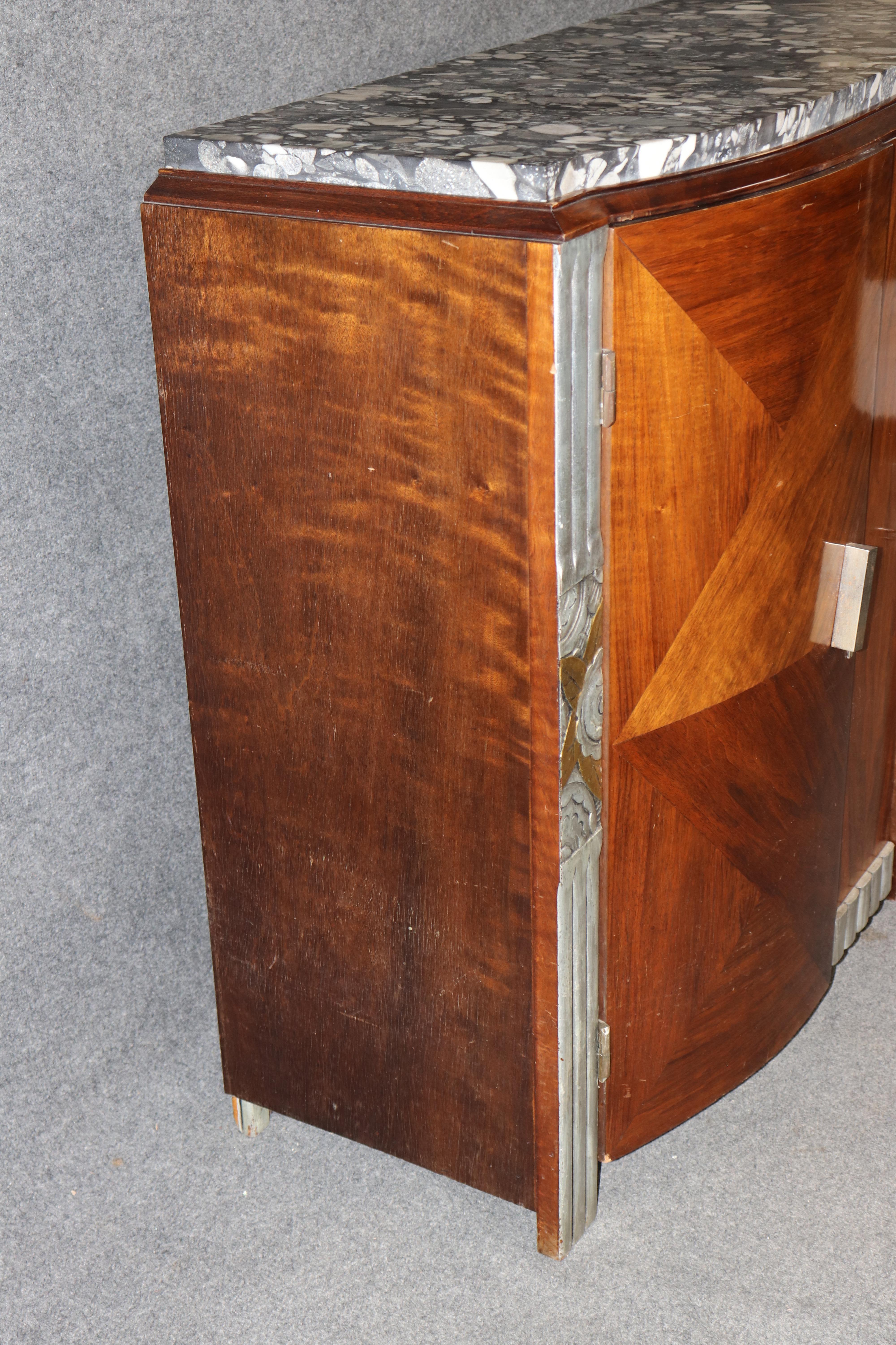 Questa è una sinfonia di materiali e qualità. La cassa di questo splendido buffet è realizzata in mogano finemente scolpito e con superbi dettagli in argento e foglia d'oro sulle decorazioni floreali intagliate. Il piano in marmo è assolutamente