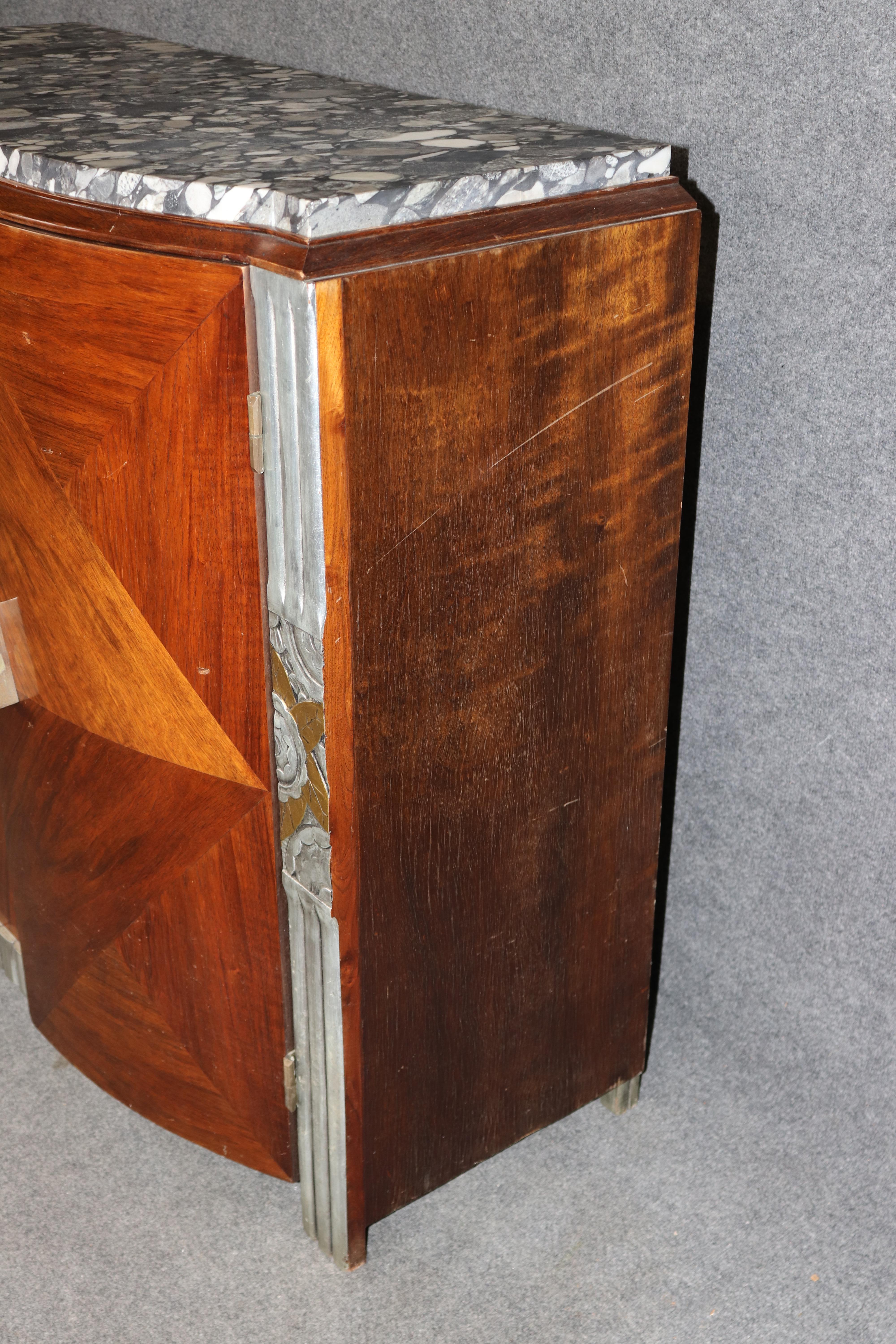 Francese Spettacolare buffet francese degli anni '30 con piano in mogano e marmo Art Déco in vendita