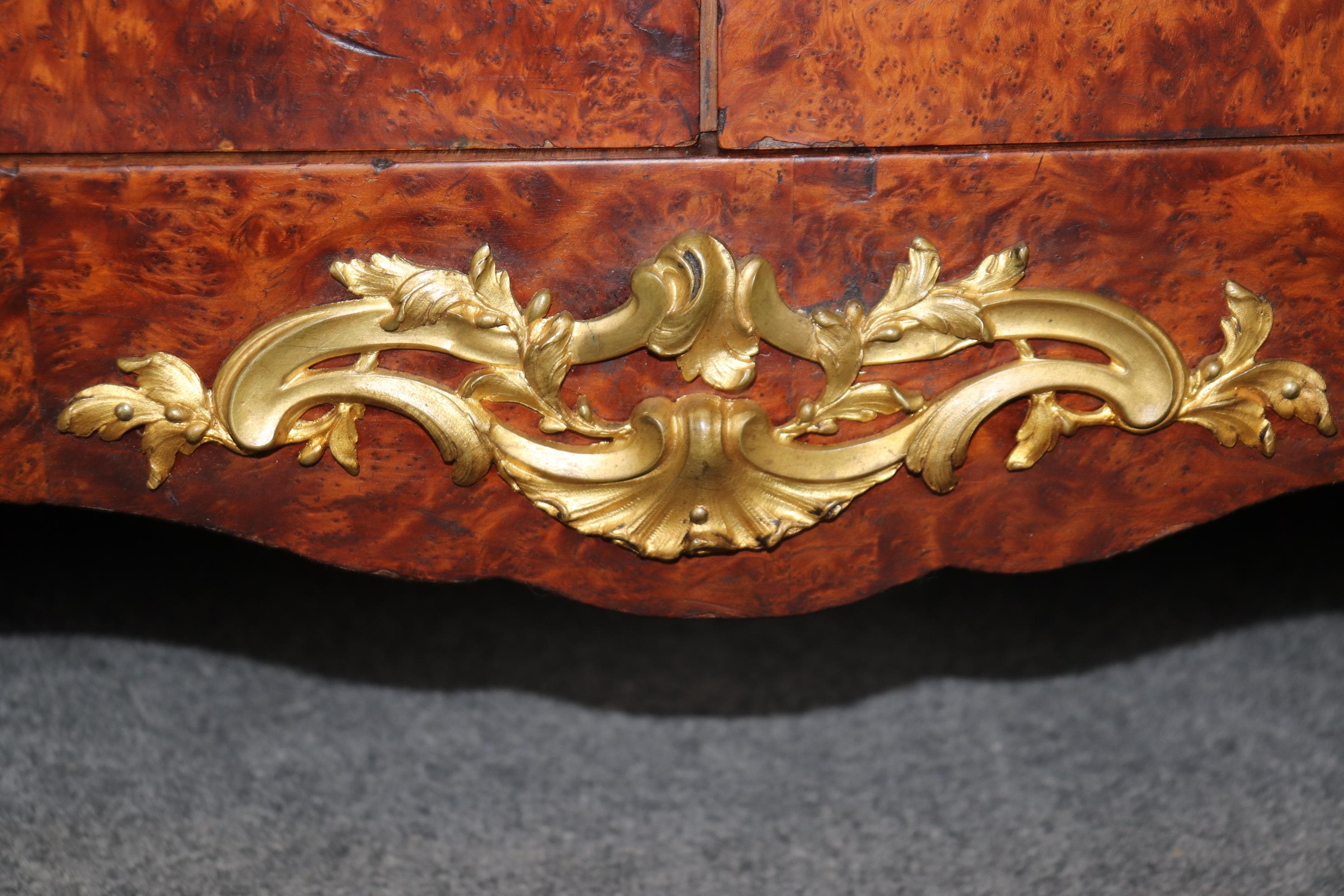 Spektakuläres französisches Sideboard aus Amboyna-Wurzelholz und Goldbronze mit Bronze-Marmorplatte im Angebot 3
