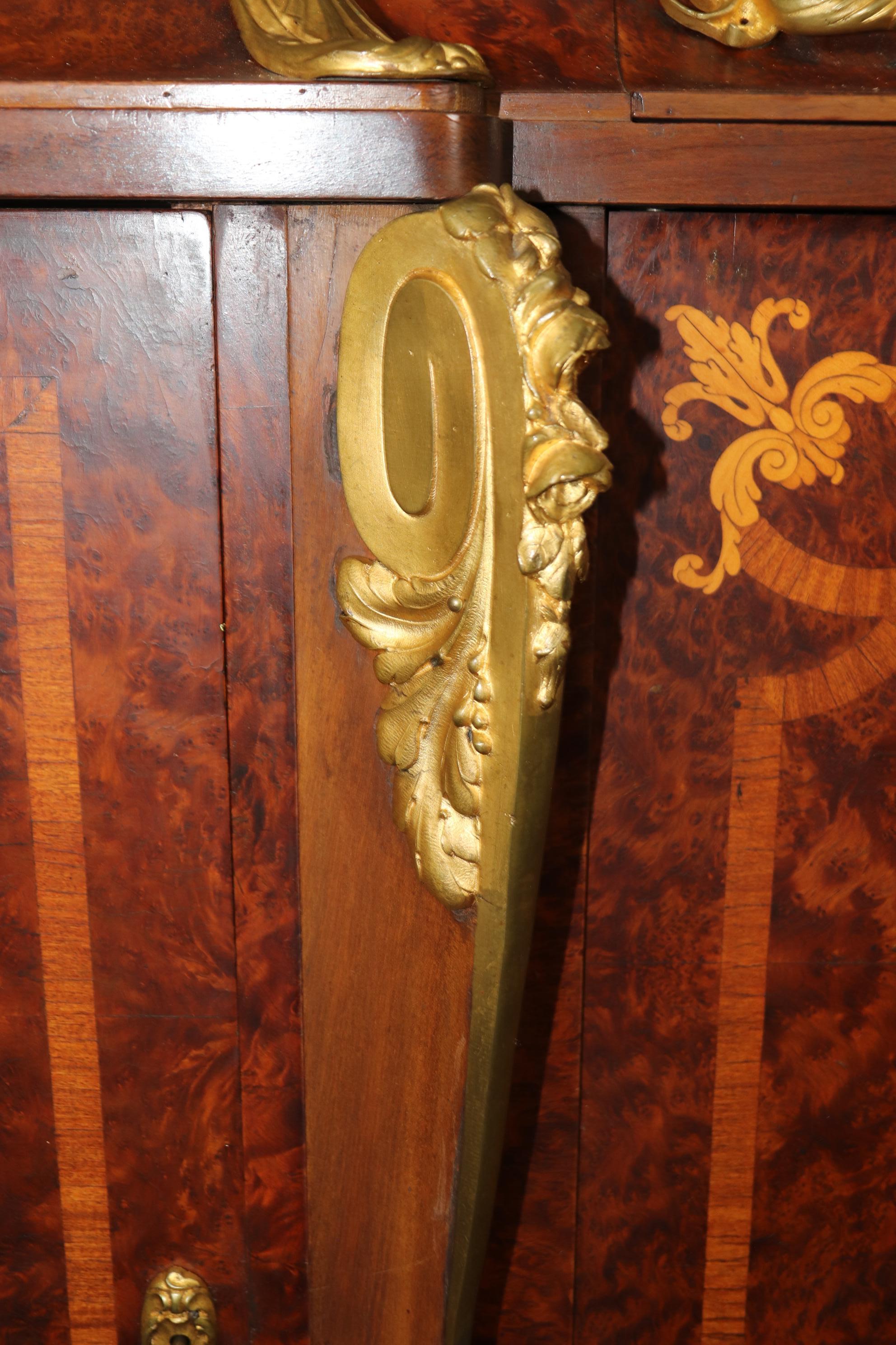 Spektakuläres französisches Sideboard aus Amboyna-Wurzelholz und Goldbronze mit Bronze-Marmorplatte im Angebot 4