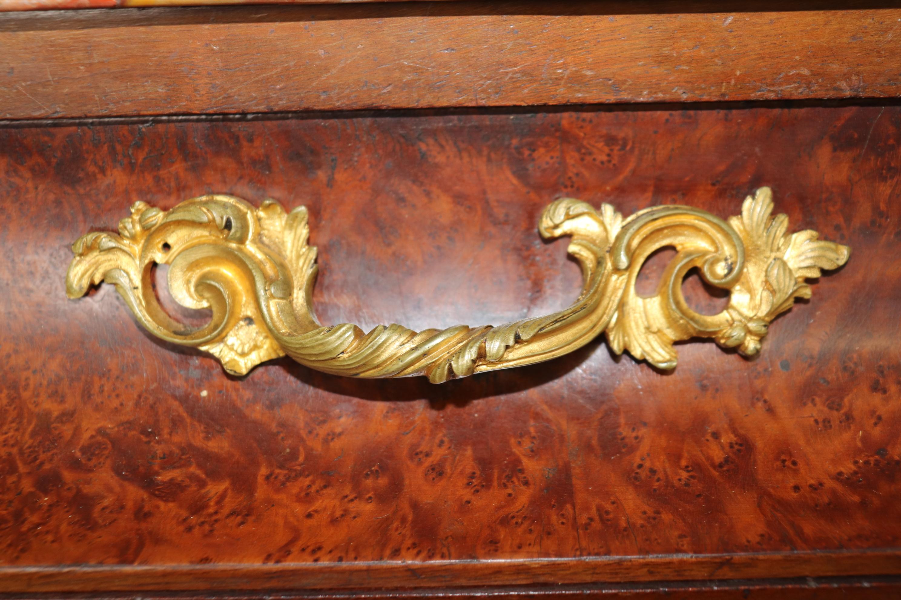 Spektakuläres französisches Sideboard aus Amboyna-Wurzelholz und Goldbronze mit Bronze-Marmorplatte im Angebot 5