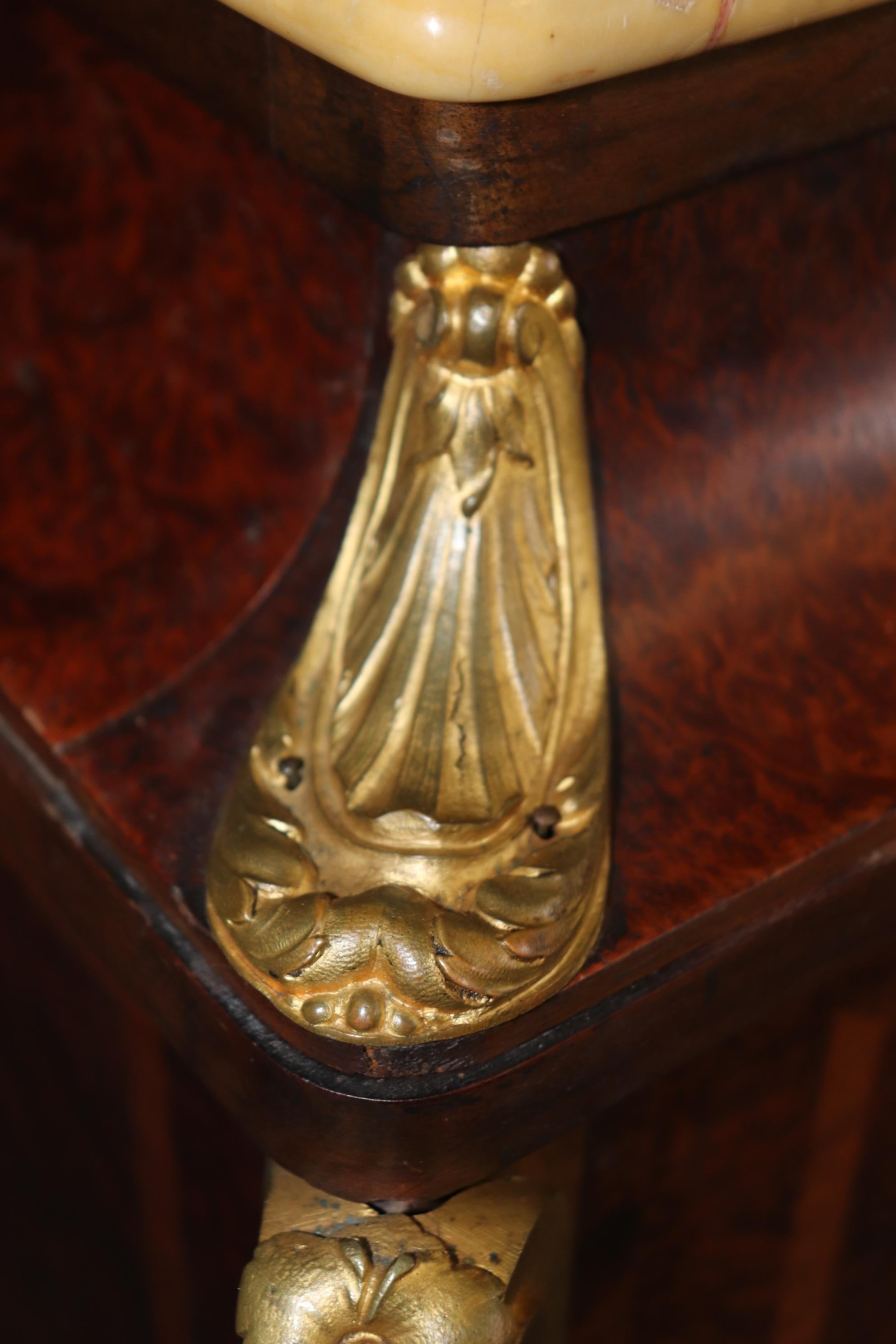 Spektakuläres französisches Sideboard aus Amboyna-Wurzelholz und Goldbronze mit Bronze-Marmorplatte im Angebot 6