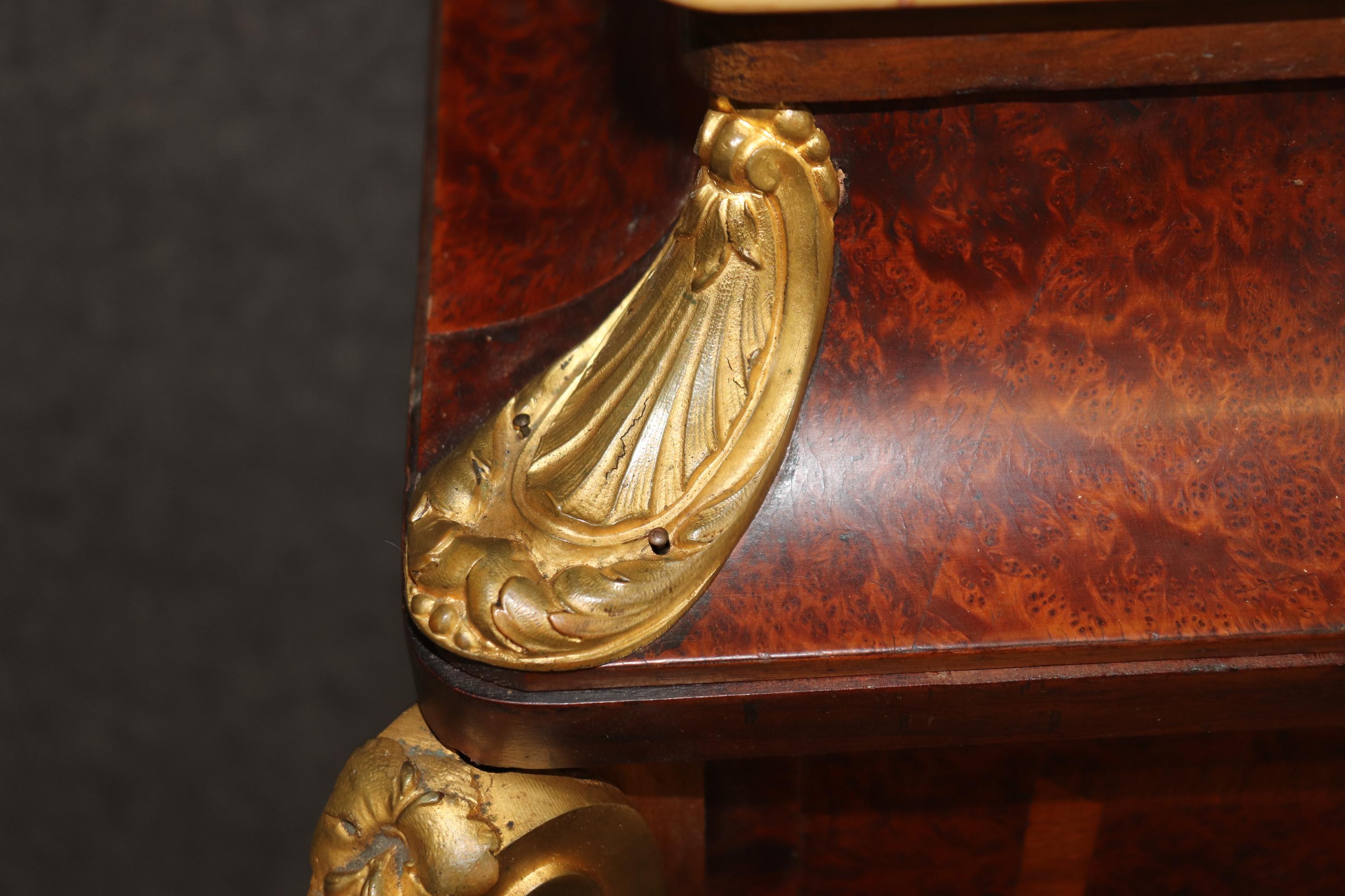 Spektakuläres französisches Sideboard aus Amboyna-Wurzelholz und Goldbronze mit Bronze-Marmorplatte im Angebot 7