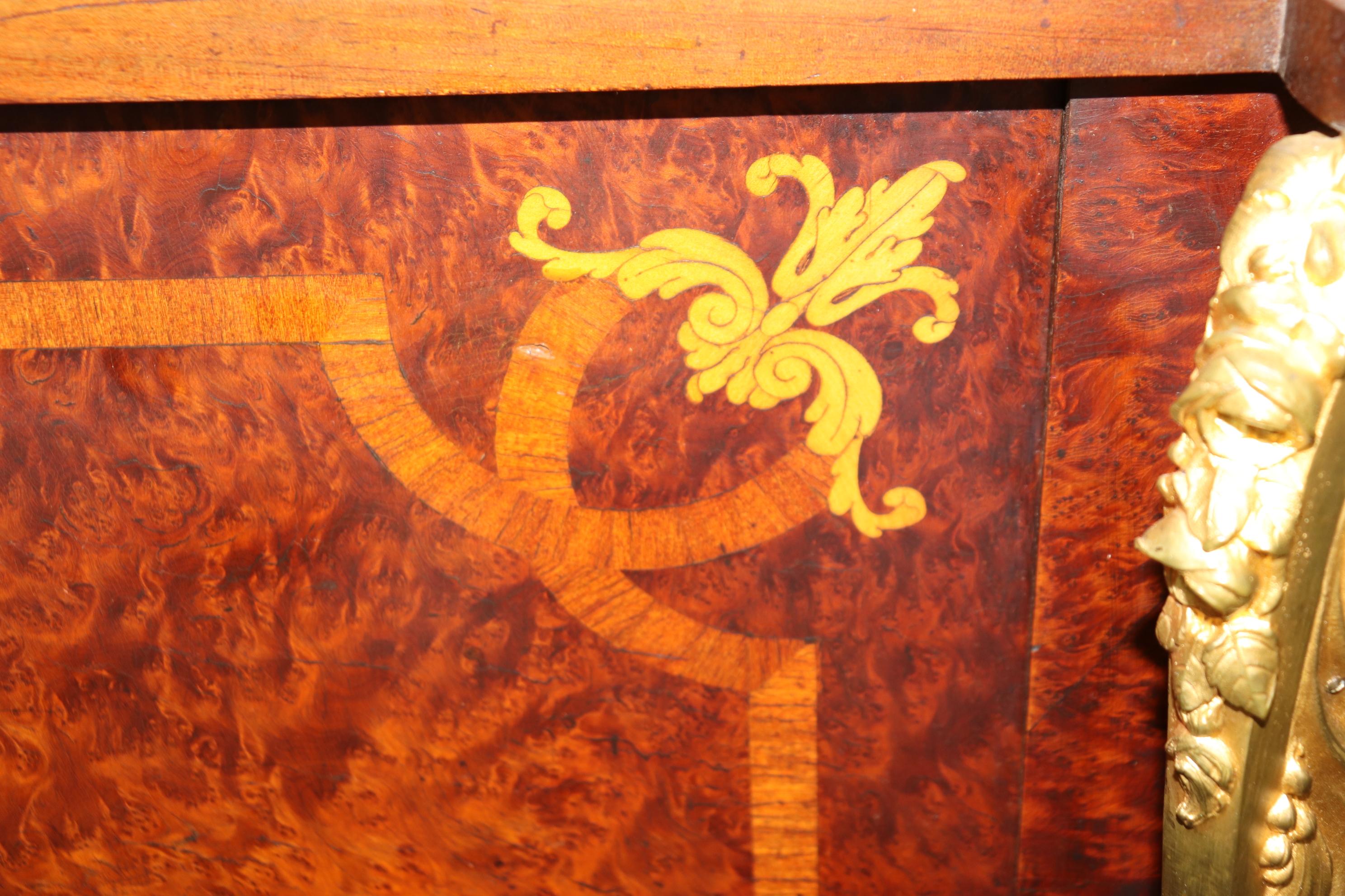 Spektakuläres französisches Sideboard aus Amboyna-Wurzelholz und Goldbronze mit Bronze-Marmorplatte im Angebot 8