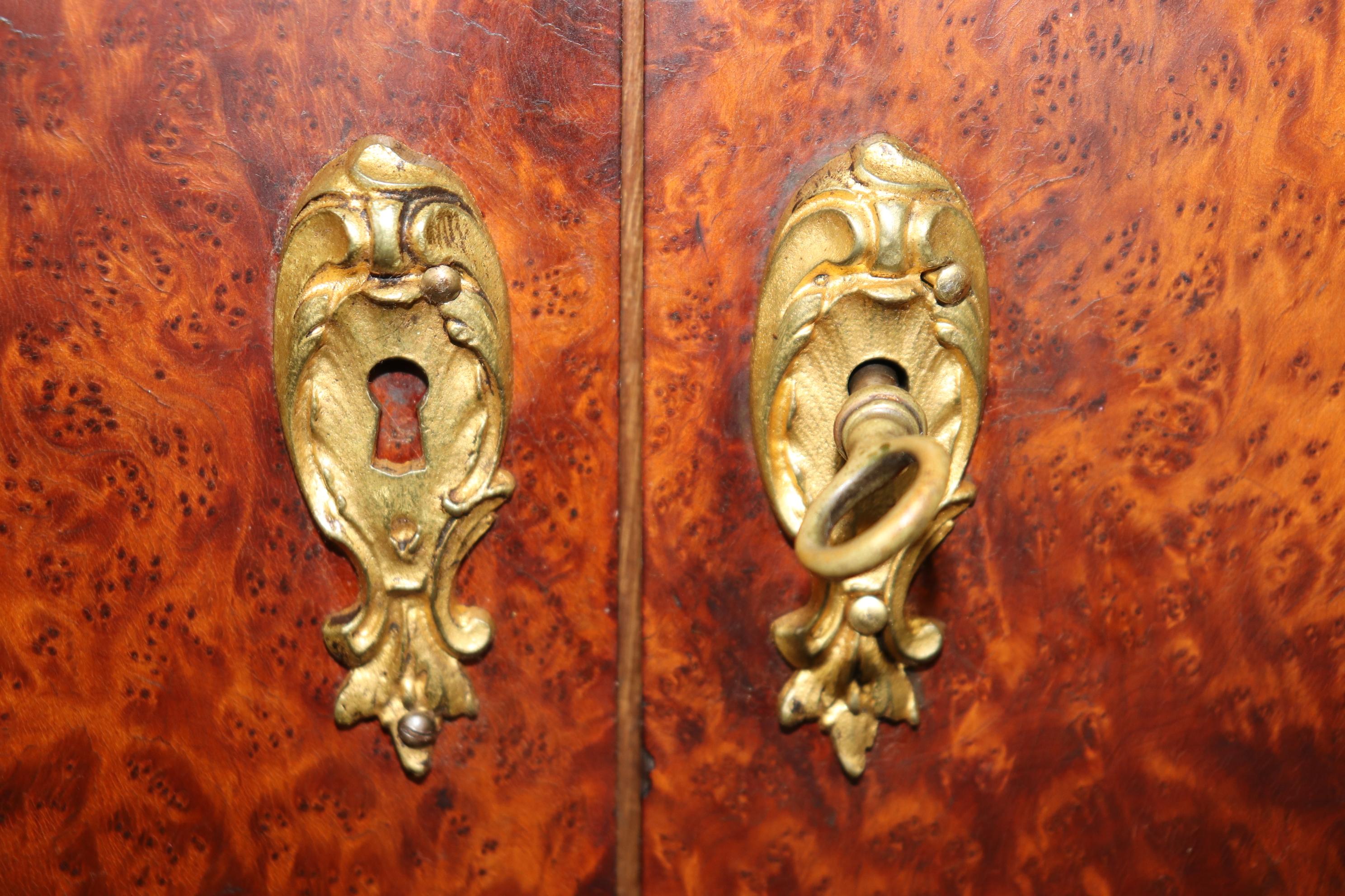 Spektakuläres französisches Sideboard aus Amboyna-Wurzelholz und Goldbronze mit Bronze-Marmorplatte im Angebot 9