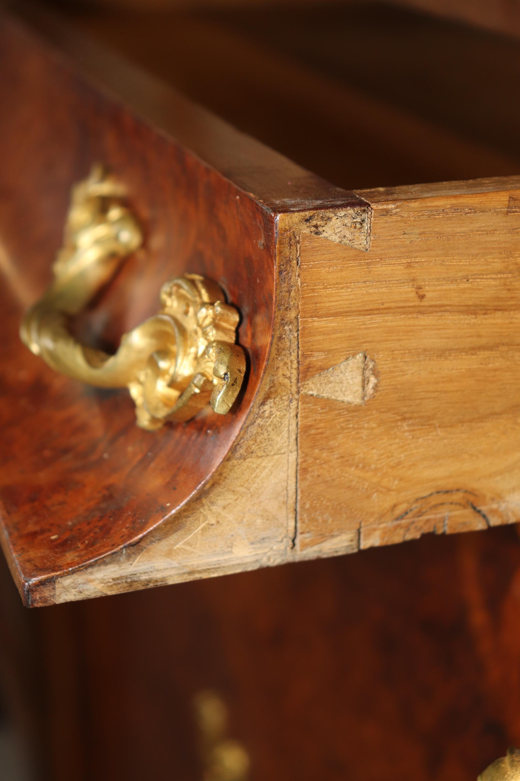 Spektakuläres französisches Sideboard aus Amboyna-Wurzelholz und Goldbronze mit Bronze-Marmorplatte im Angebot 12