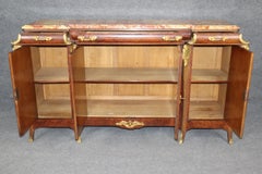 Spettacolare credenza francese in radica d'amboyna e marmo con piano in bronzo dorato