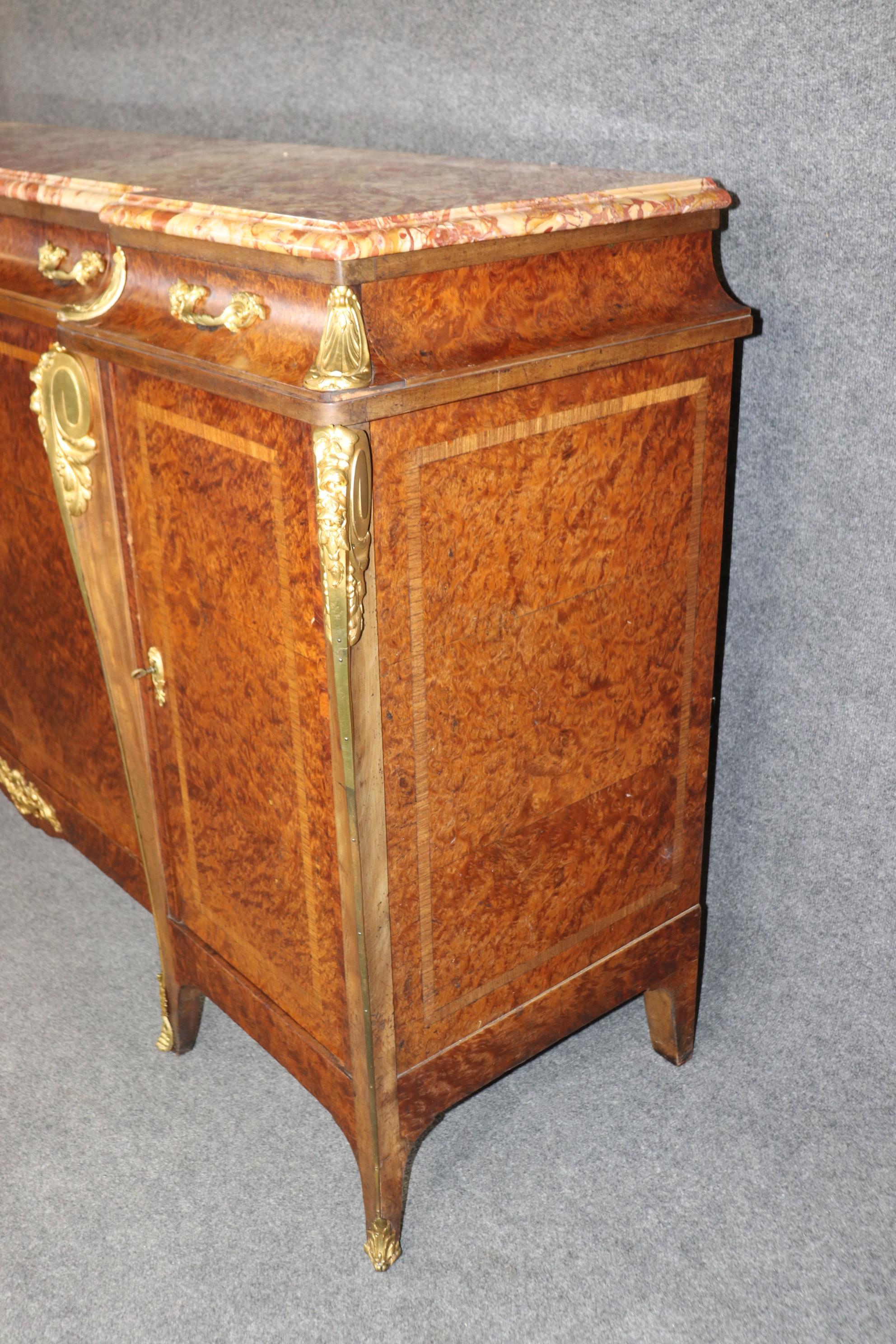 Spektakuläres französisches Sideboard aus Amboyna-Wurzelholz und Goldbronze mit Bronze-Marmorplatte (Französisch) im Angebot