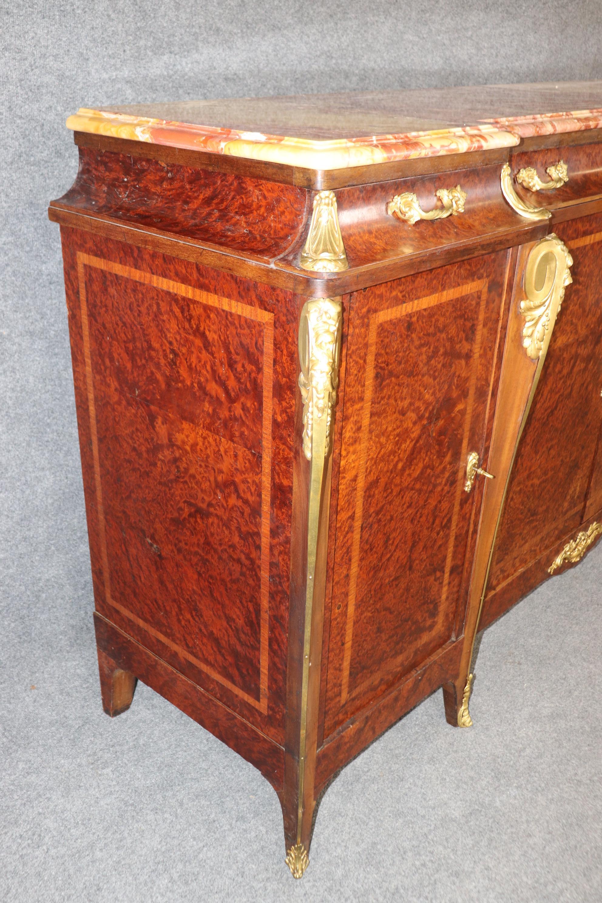 Spektakuläres französisches Sideboard aus Amboyna-Wurzelholz und Goldbronze mit Bronze-Marmorplatte im Zustand „Gut“ im Angebot in Swedesboro, NJ