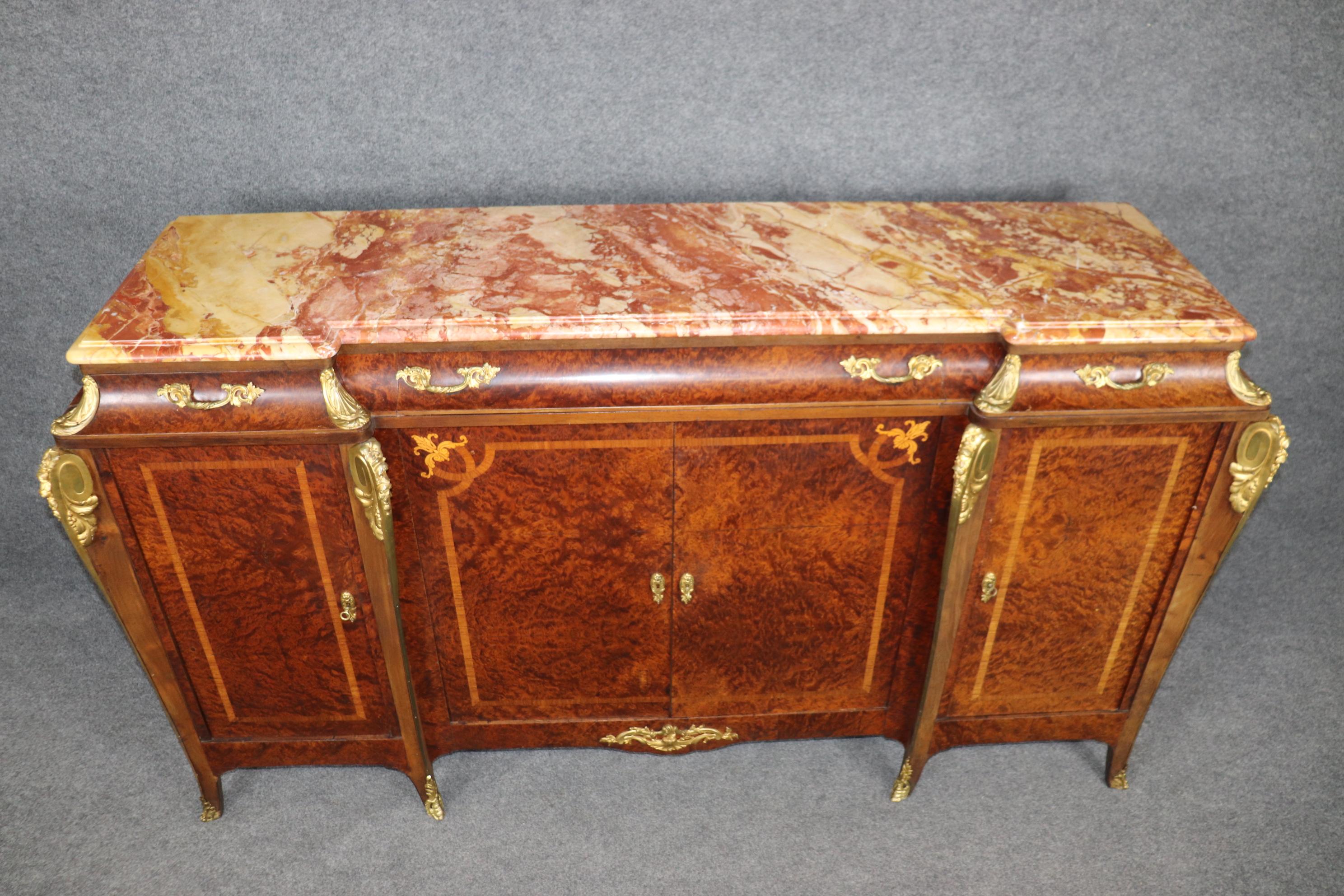 Spektakuläres französisches Sideboard aus Amboyna-Wurzelholz und Goldbronze mit Bronze-Marmorplatte (Frühes 20. Jahrhundert) im Angebot