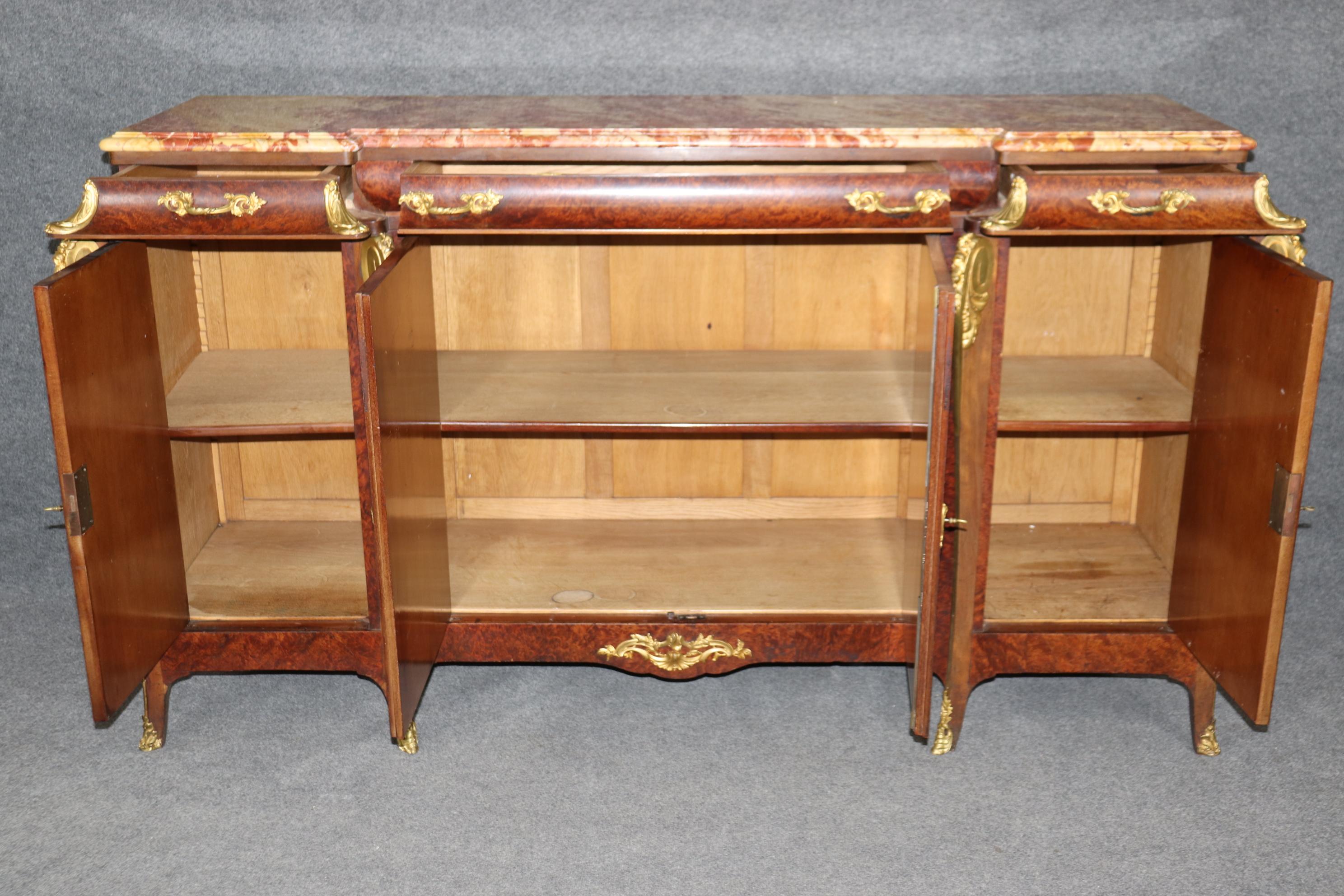Spektakuläres französisches Sideboard aus Amboyna-Wurzelholz und Goldbronze mit Bronze-Marmorplatte (Griotte-Marmor) im Angebot