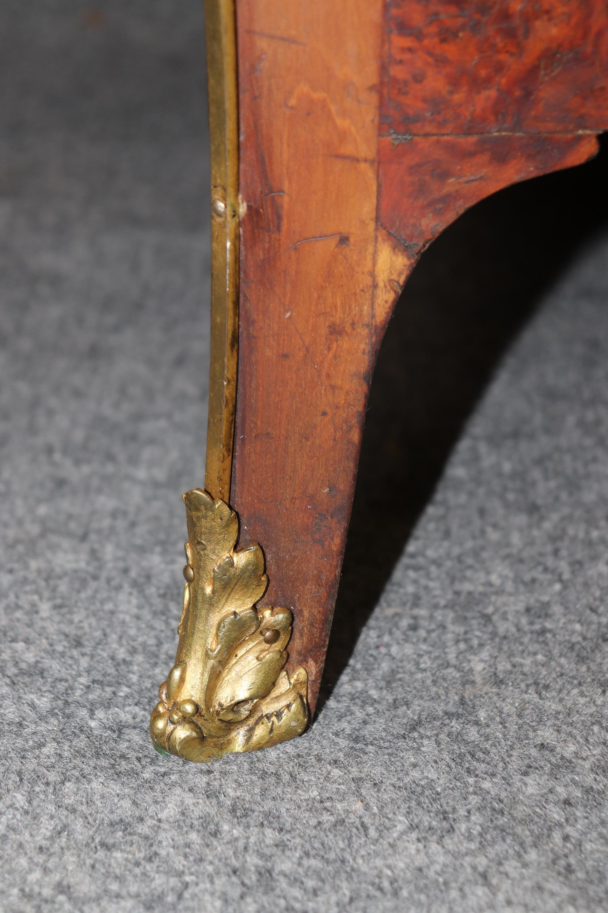 Spektakuläres französisches Sideboard aus Amboyna-Wurzelholz und Goldbronze mit Bronze-Marmorplatte im Angebot 1