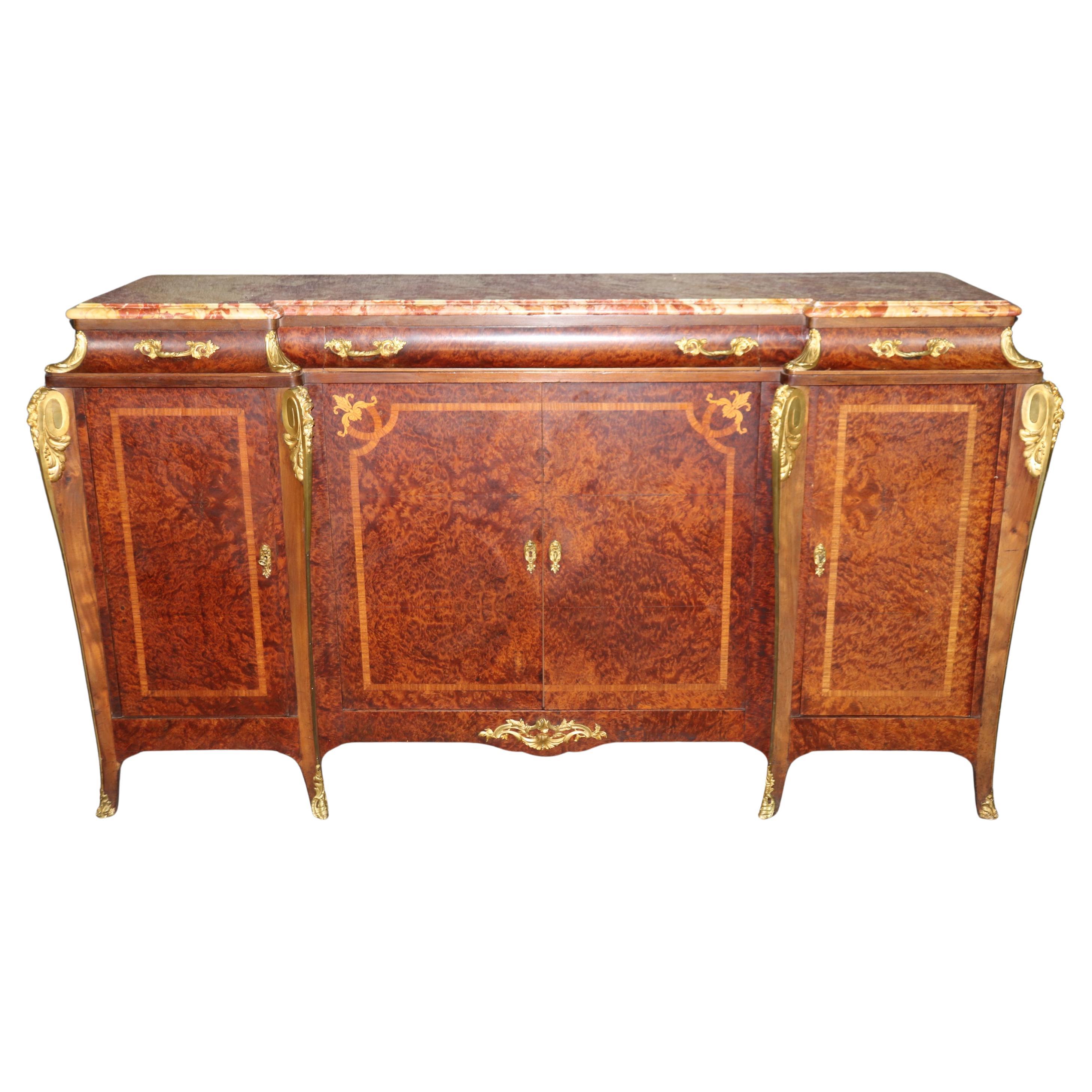 Spettacolare credenza francese in radica d'amboyna e marmo con piano in bronzo dorato