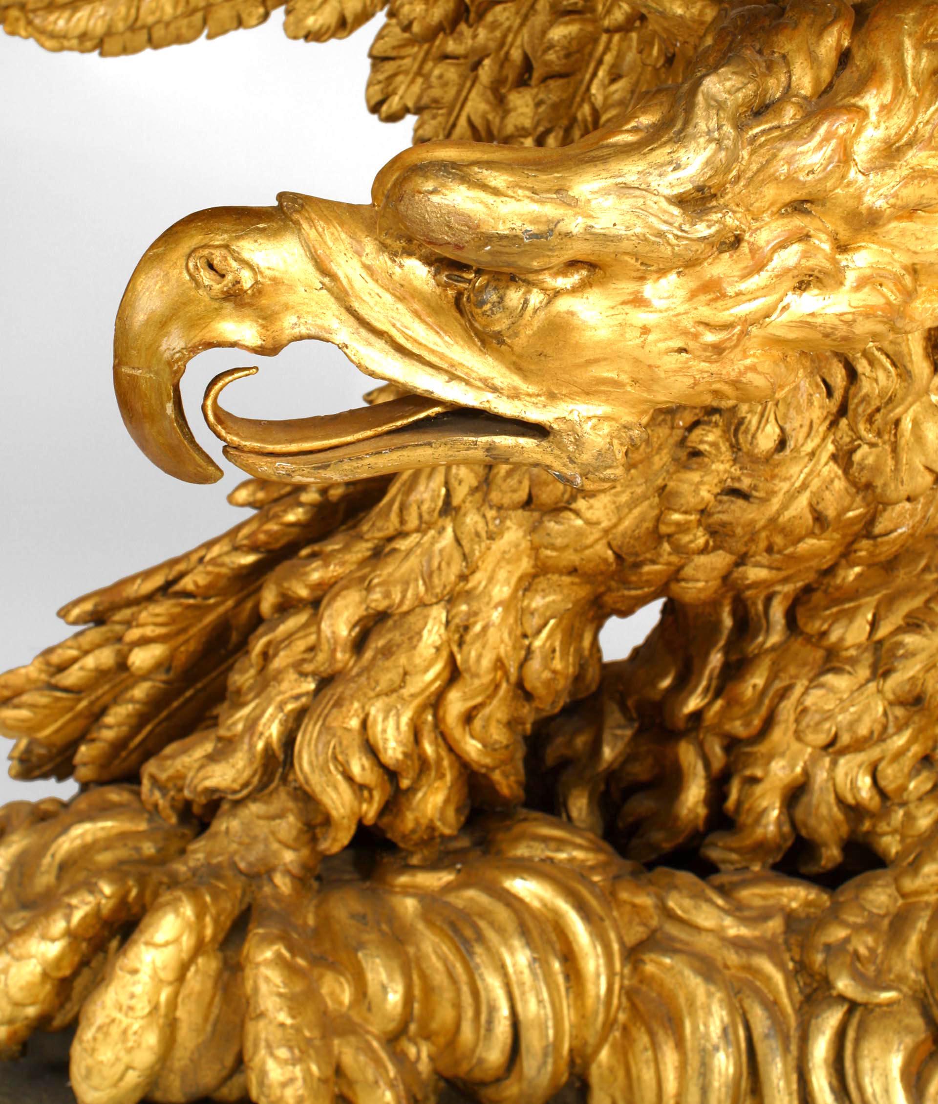 Feuille d'or Table console continentale en marbre et aigle doré en vente