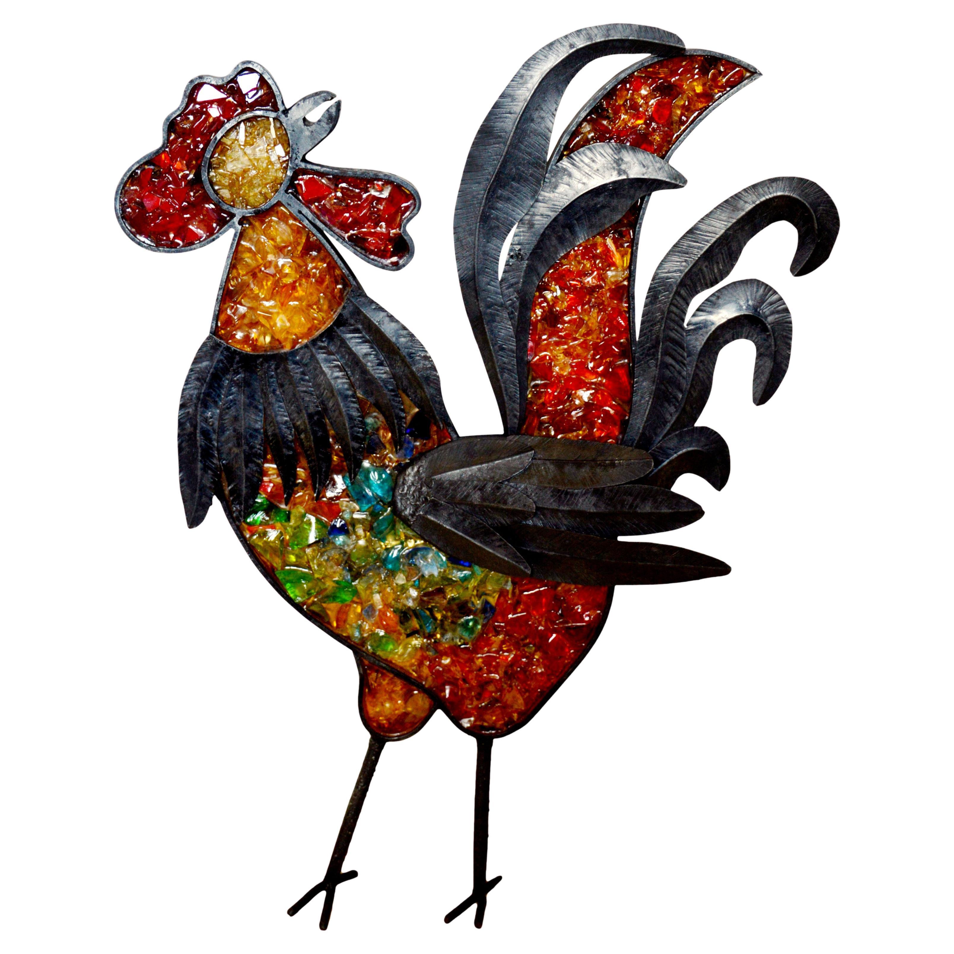 Grande potere decorativo. Spettacolare applique in mosaico di vetro, resina e ferro battuto, Francia, 1970 circa. Gallo. Grande e molto decorativo. Altezza: 34.25