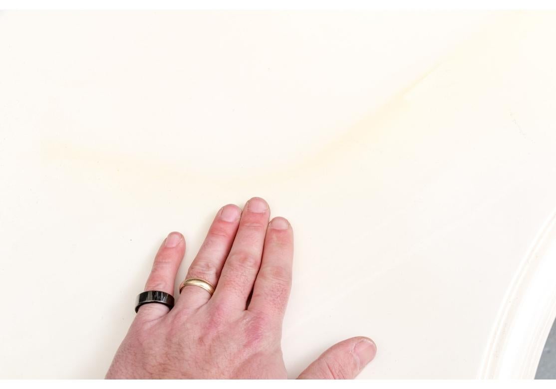 Feines und exotisches Dekorationsstück der Firma Gampol Stoll, die sowohl für ihre unglaublichen Designs als auch für die hervorragende Verarbeitung ihrer Artikel bekannt ist. Dieser Schreibtisch aus den 1970er Jahren ist in der originalen weißen