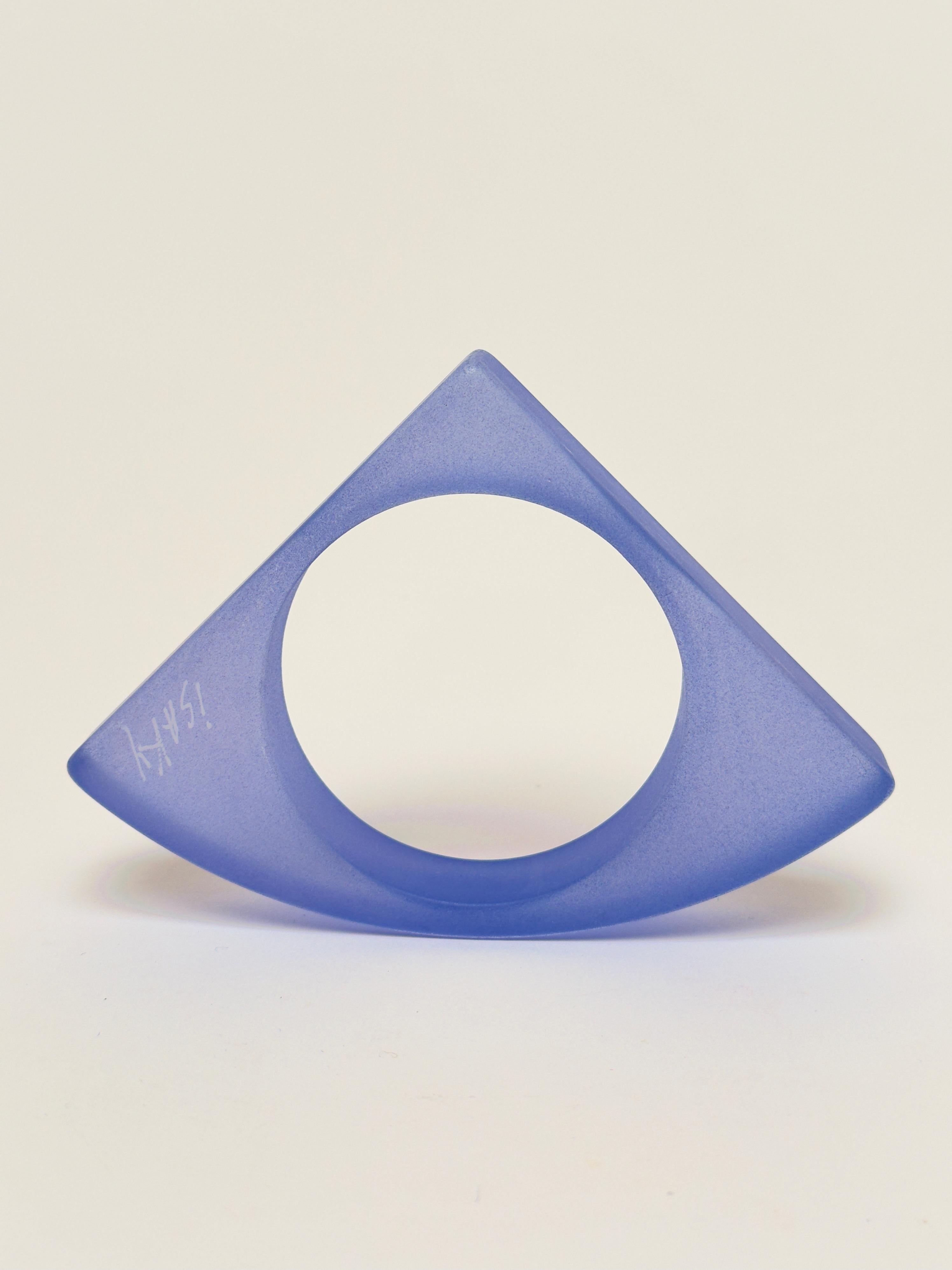 Half object, half jewel, this sculptural bangle in sandblasted resin bears the handwritten signature of the artist.

Measurements (cm) :
triangle's sides 9.8 
depth 2 
wrist (int. diam.) 6.5

Former engineer, Isaky settles his reputation as a jewel
