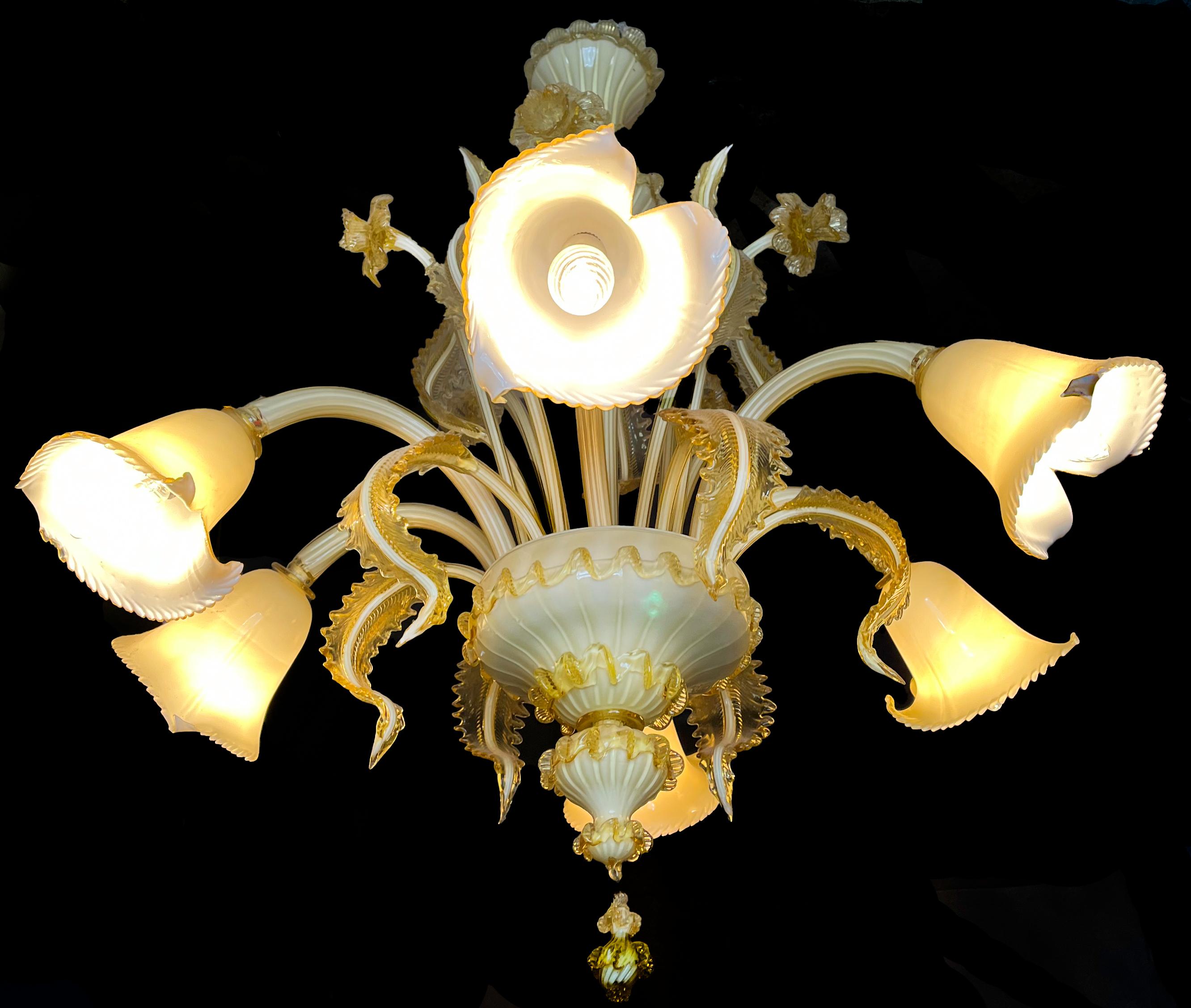 Merveilleux lustre de Murano de couleur opaline formé par 6 bras avec 6 points de lumière.
Le lustre est riche en décorations, composé de 10 belles feuilles d'or.
Mesures : La hauteur du point le plus haut est de 120 cm tandis que le diamètre est de