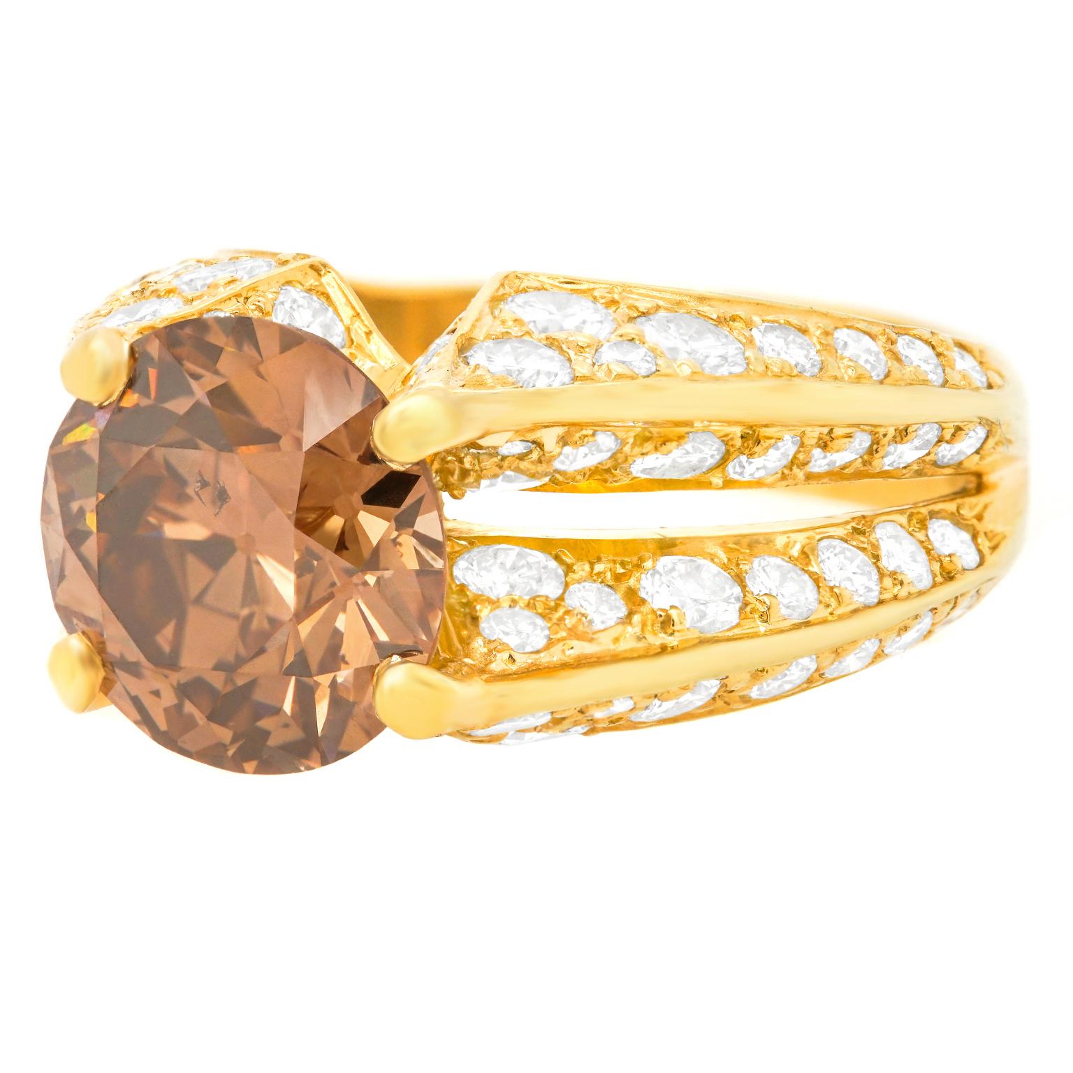 Spectacular Gold Ring by Jose Hess with 4.17 Carat Fancy Diamond GIA For Sale 2