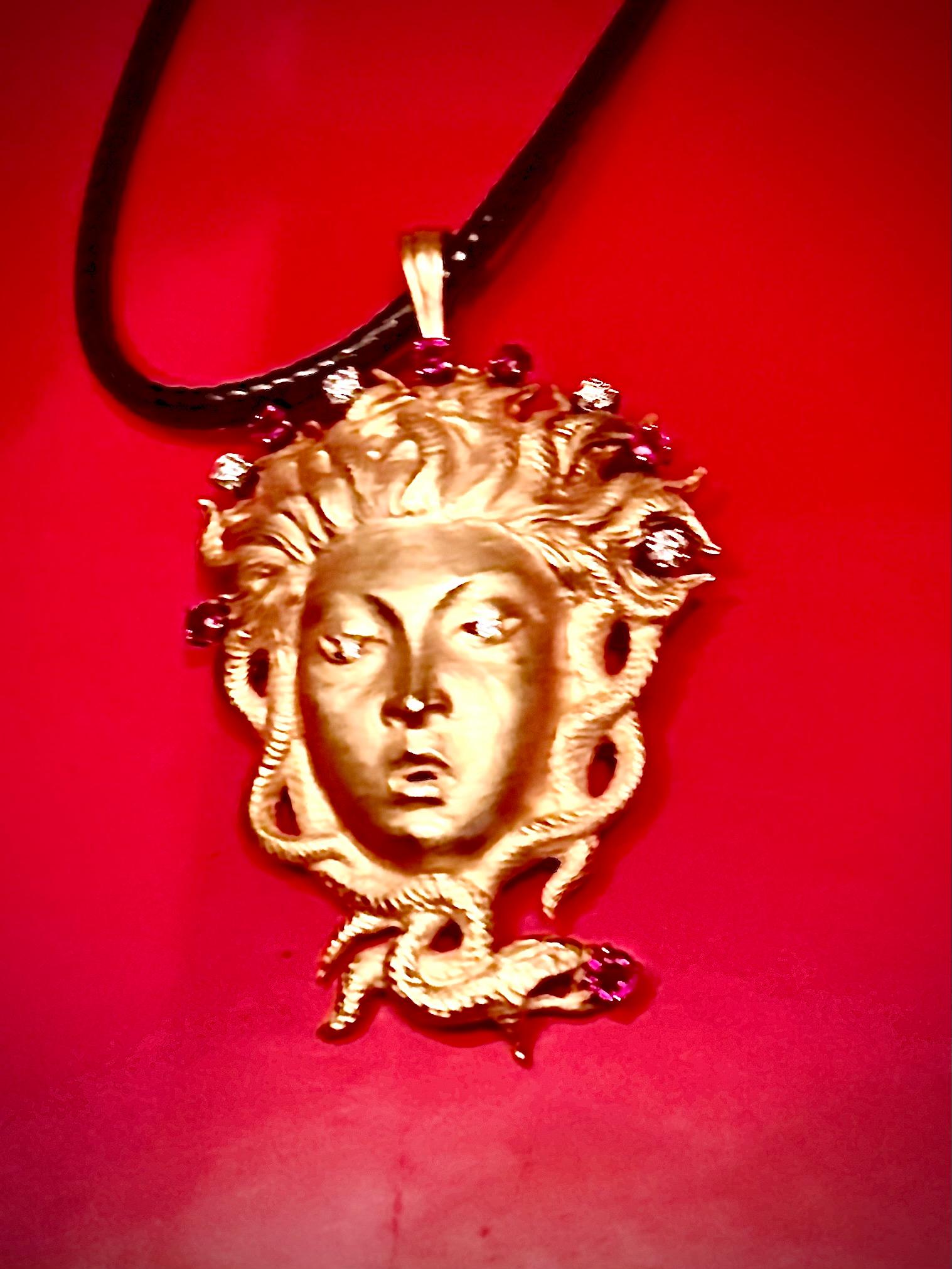 Spectaculaire pendentif Méduse en or, rubis et diamants en vente 5