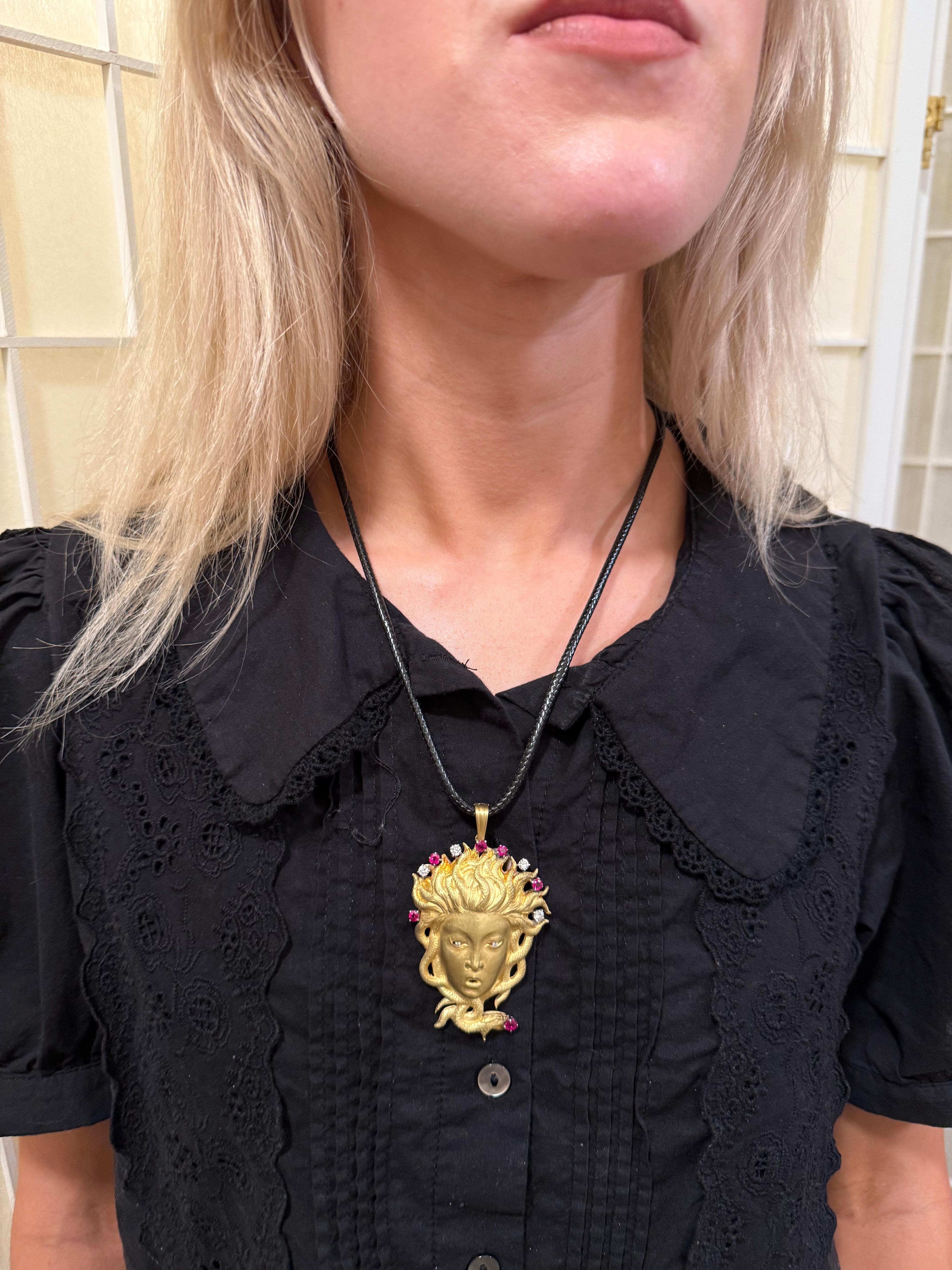 Spectaculaire pendentif Méduse en or, rubis et diamants en vente 3