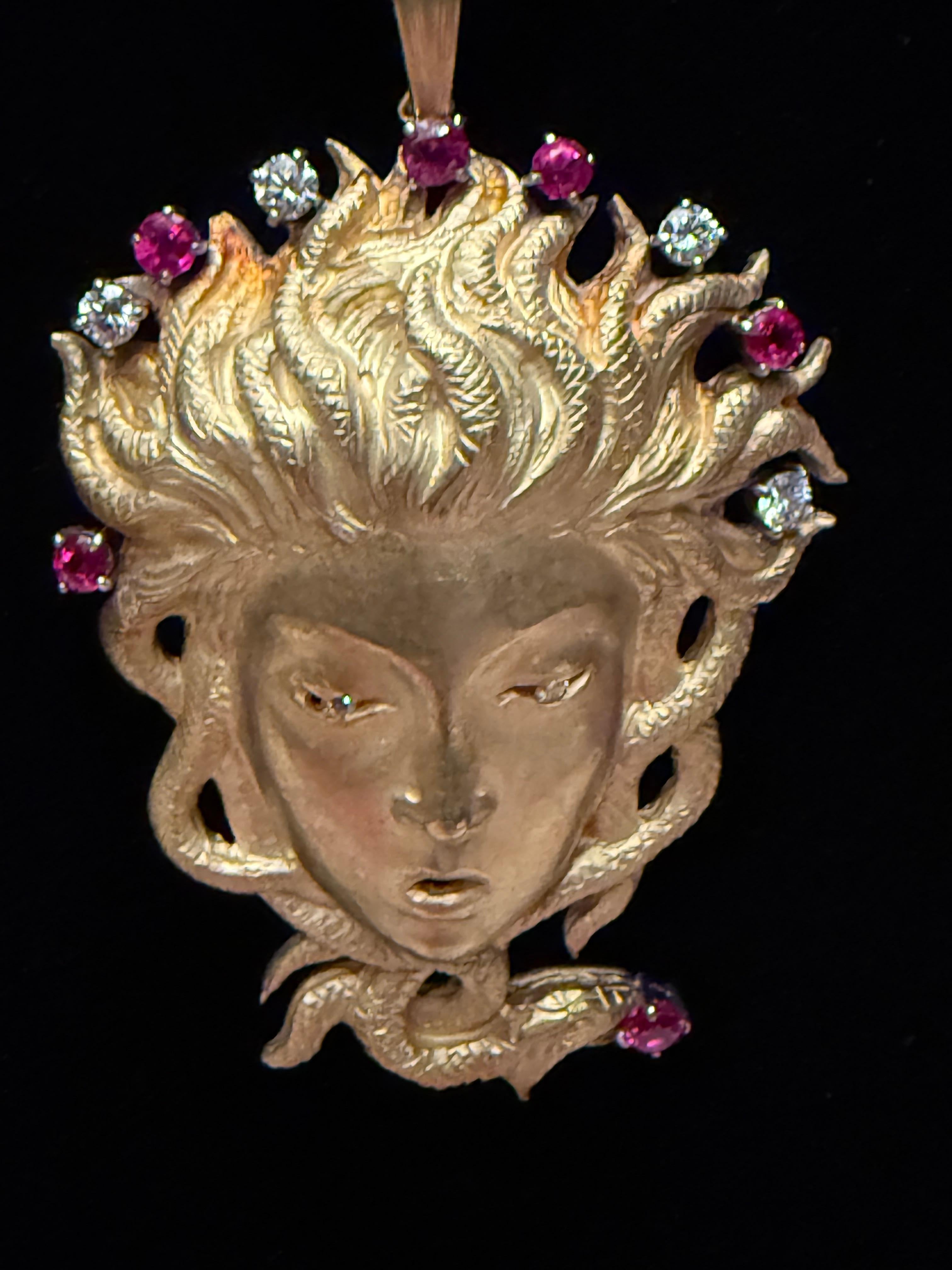 Spectaculaire pendentif Méduse en or, rubis et diamants en vente 4