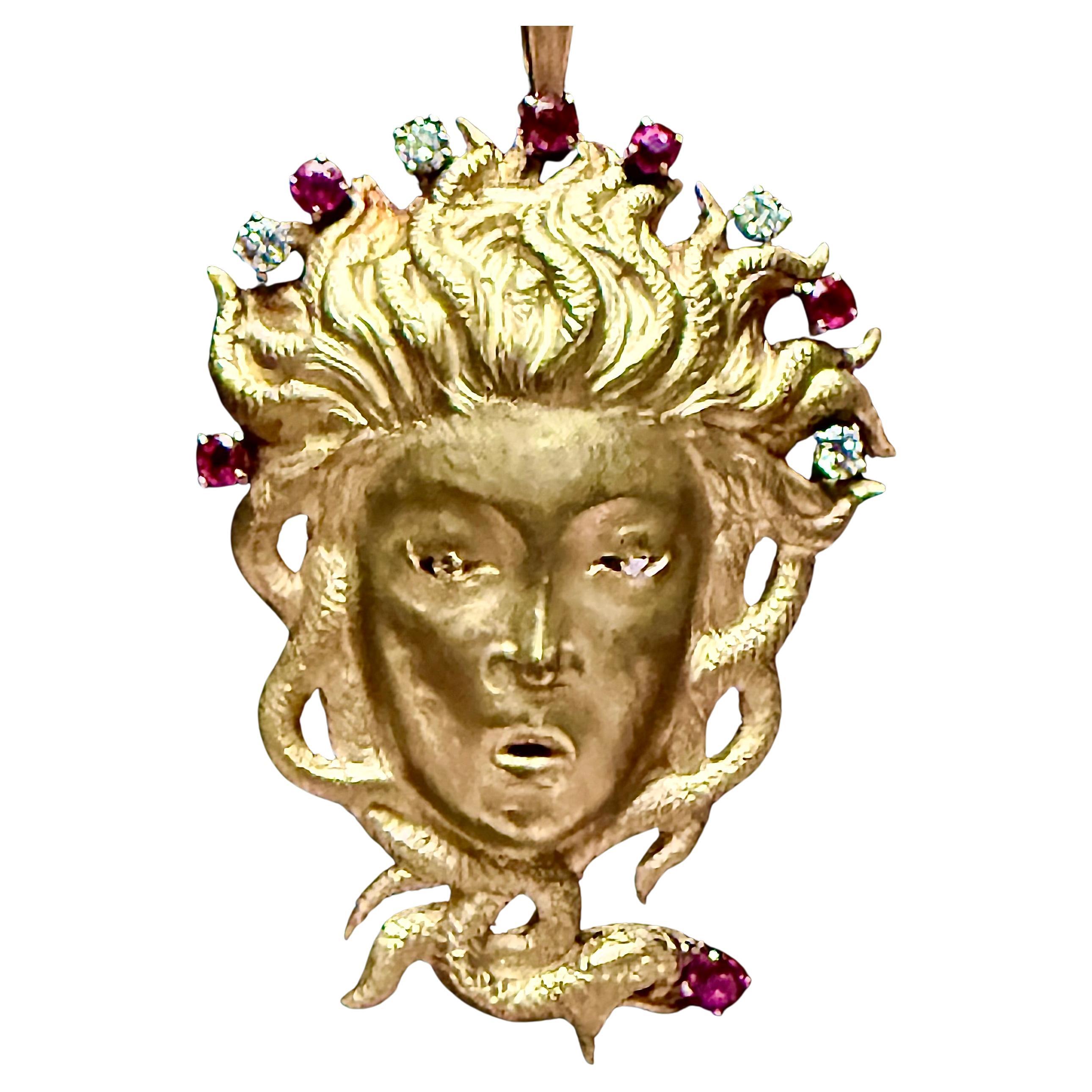 Spectaculaire pendentif Méduse en or, rubis et diamants en vente