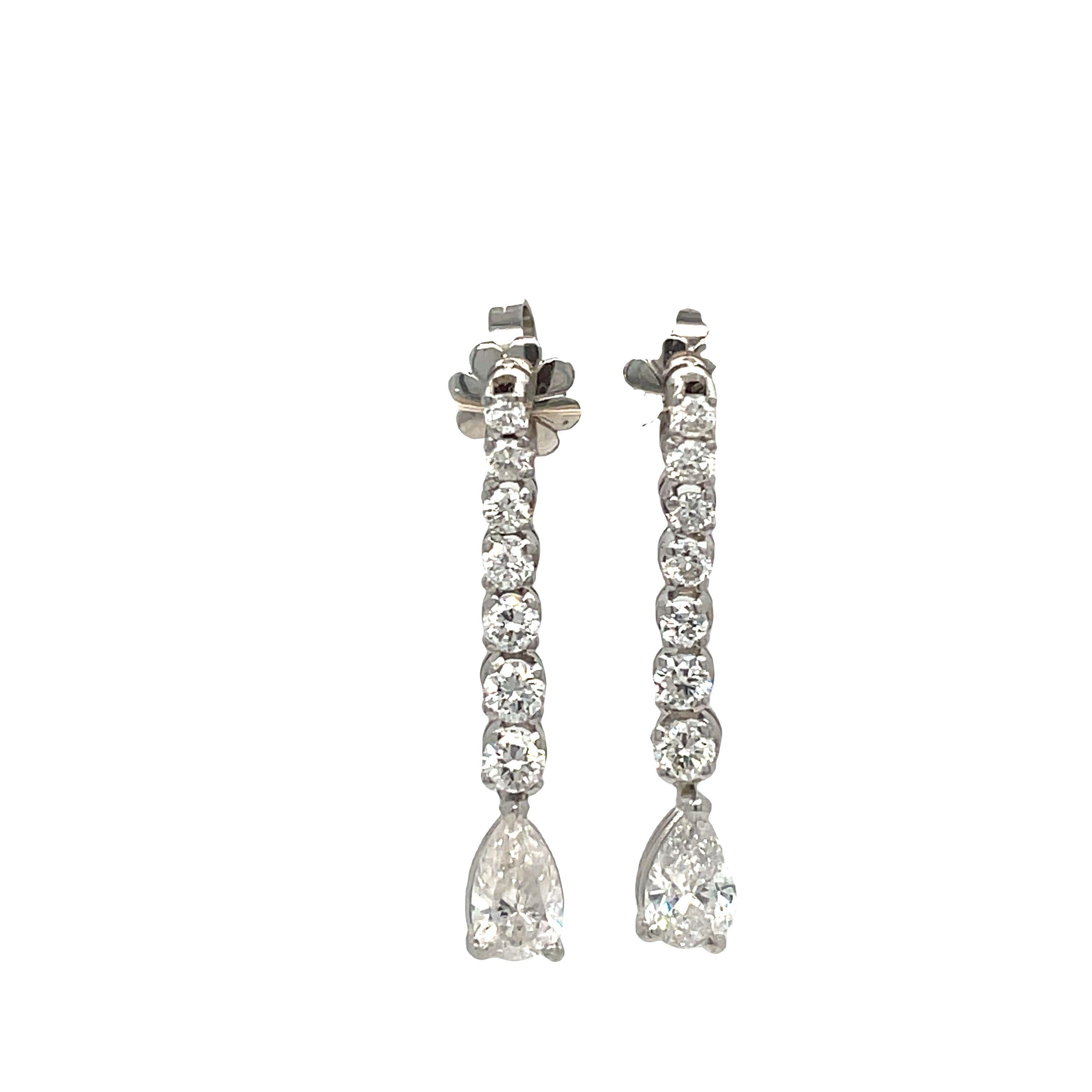 Questi squisiti orecchini a goccia con diamante sono stati progettati per valorizzare il tuo look con la loro bellezza senza tempo. Realizzati con precisione, gli orecchini presentano eleganti diamanti a forma di pera che pendono con grazia da una