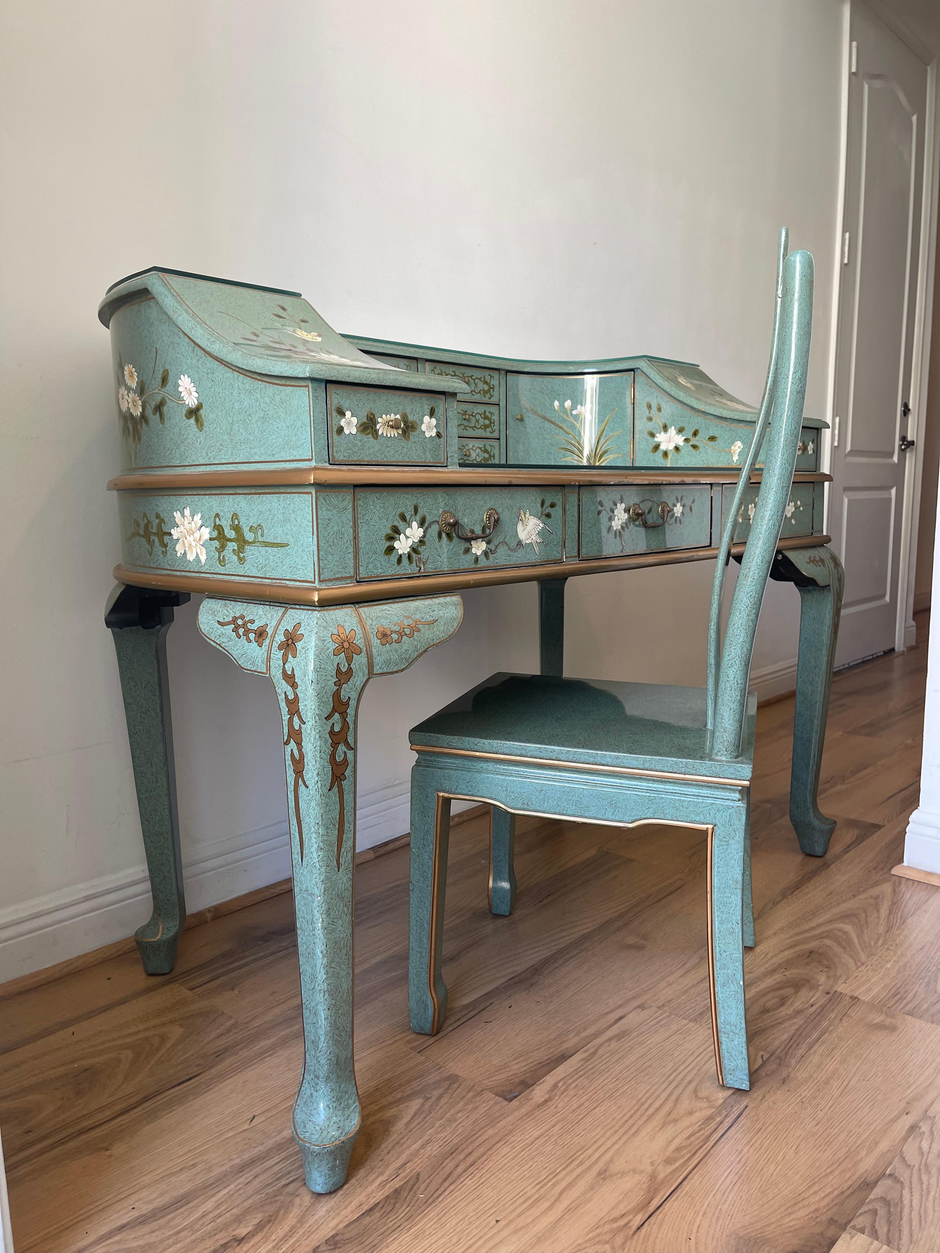 Spektakuläre Chinoiserie Handpainted Damen Schreibtisch , türkis mit weißen Blumen und Vögel alle über. Der passende Stuhl ist Teil des Sets. Viele kleine Schubladen oben und 3 Schubladen auf der mittleren Ebene. Custom geschliffenen Schutz