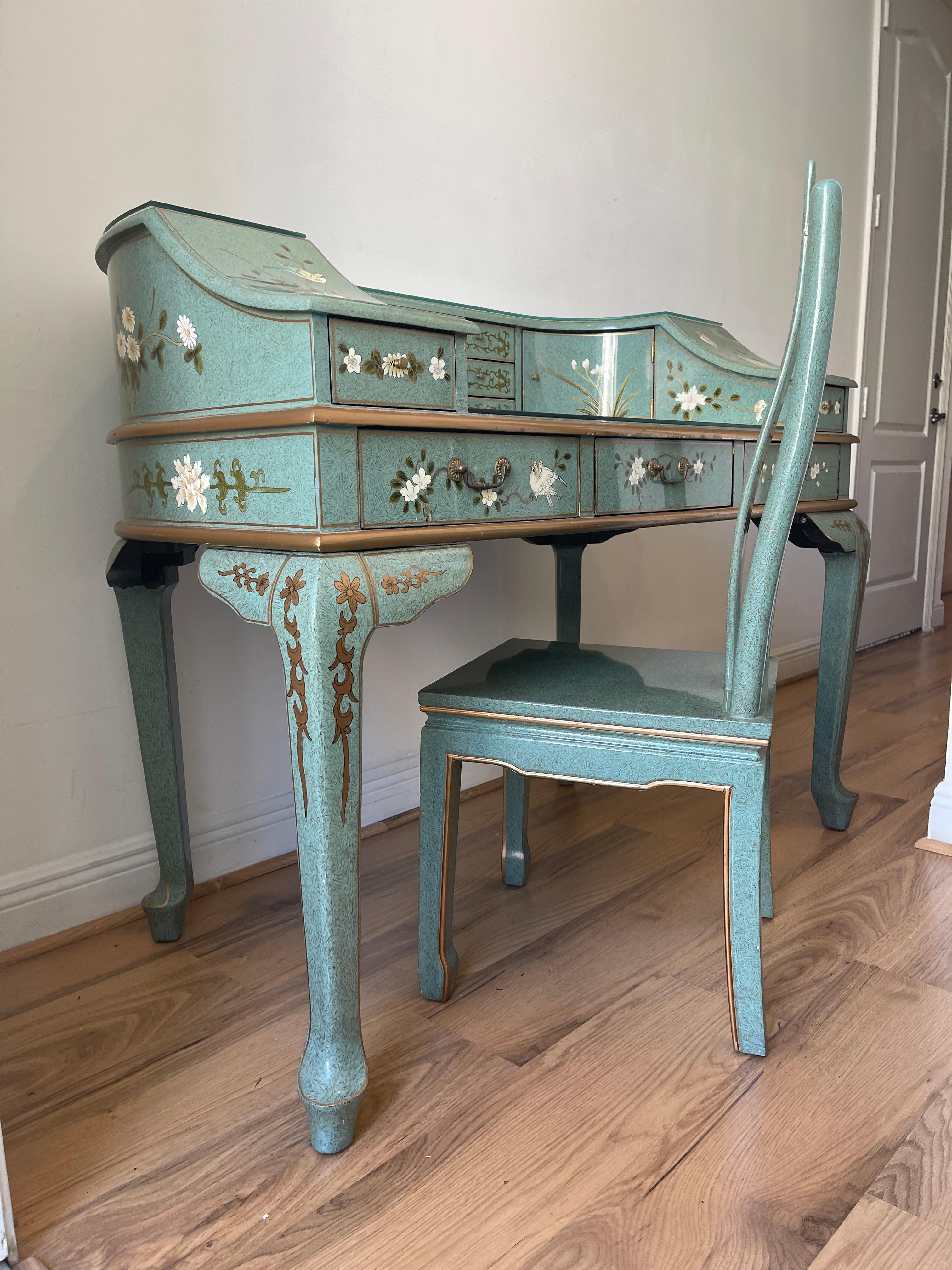 Spektakuläre handbemalte Chinoiserie-Damen-Schreibtisch-Blumen in Türkis und Weiß (amerikanisch) im Angebot