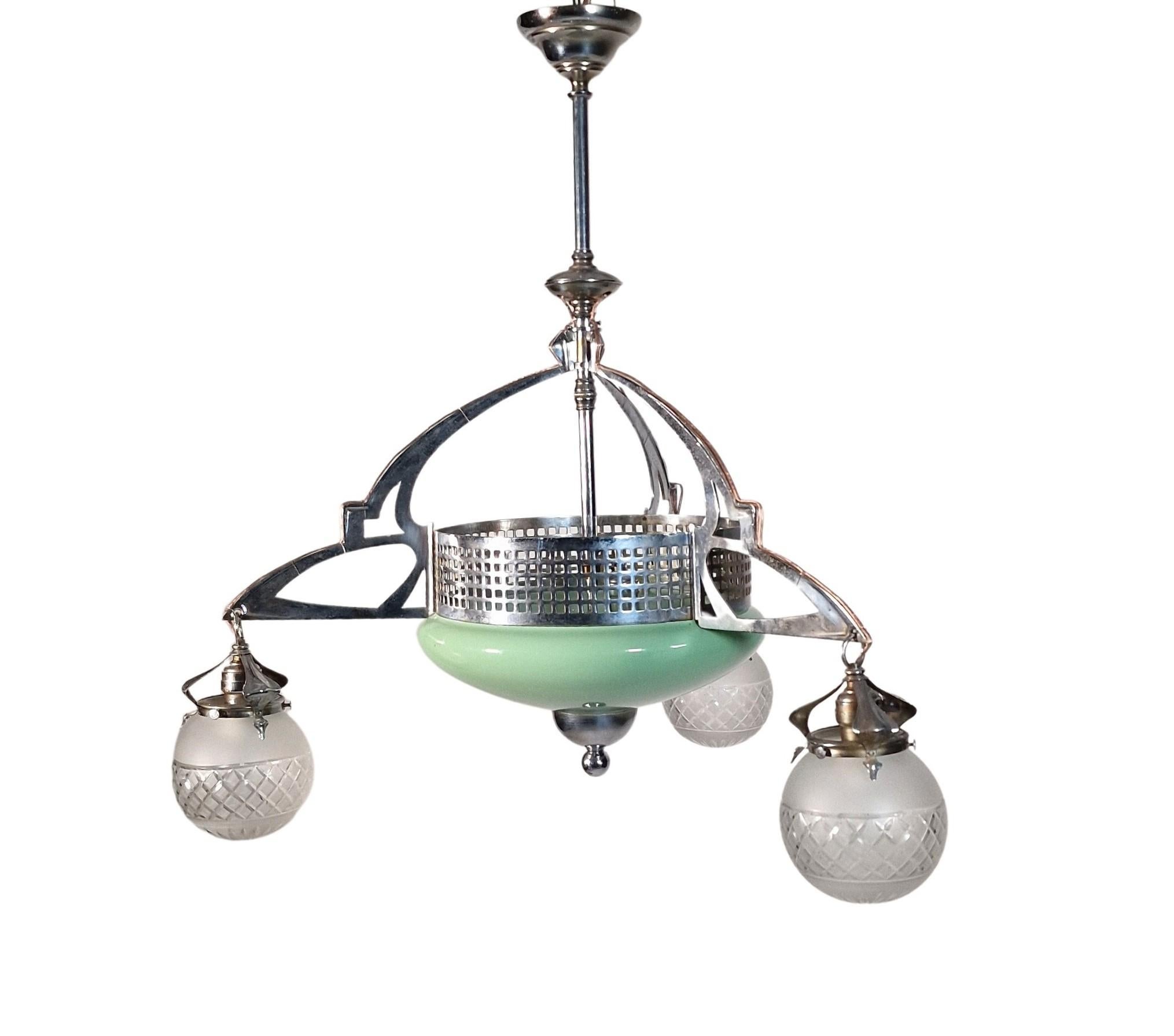 Lustre extraordinairement spectaculaire de la période Art nouveau en Autriche, probablement une création de Josef Hoffmann, Wiener Werkstätte, Vienne. 

Le plafonnier comporte quatre sources lumineuses, dont trois sont équipées de boules en verre