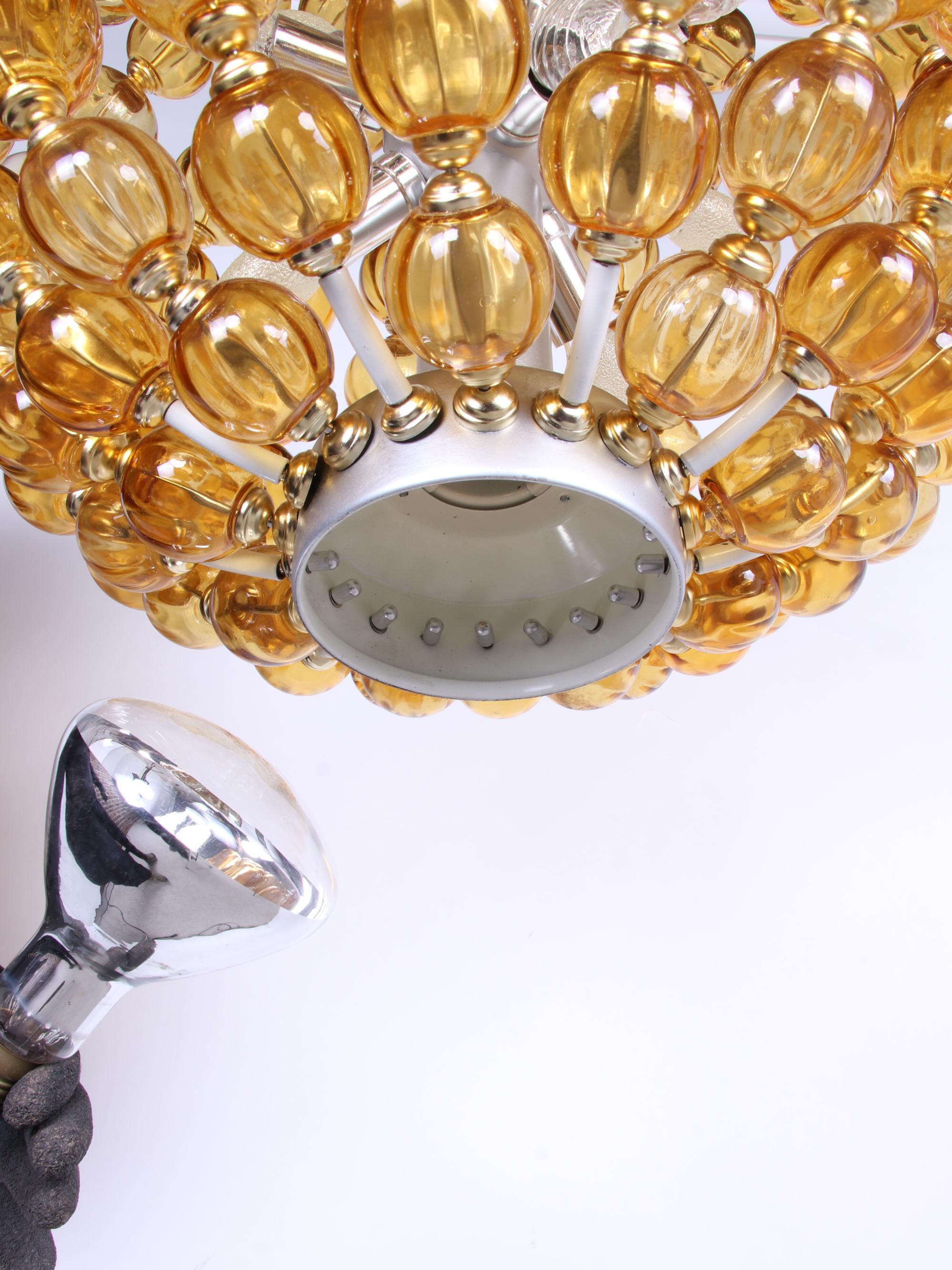 Spectaculaire lustre de salle de bal de 25 pouces en verre ambré fabriqué à la main, Allemagne, années 1960 en vente 4